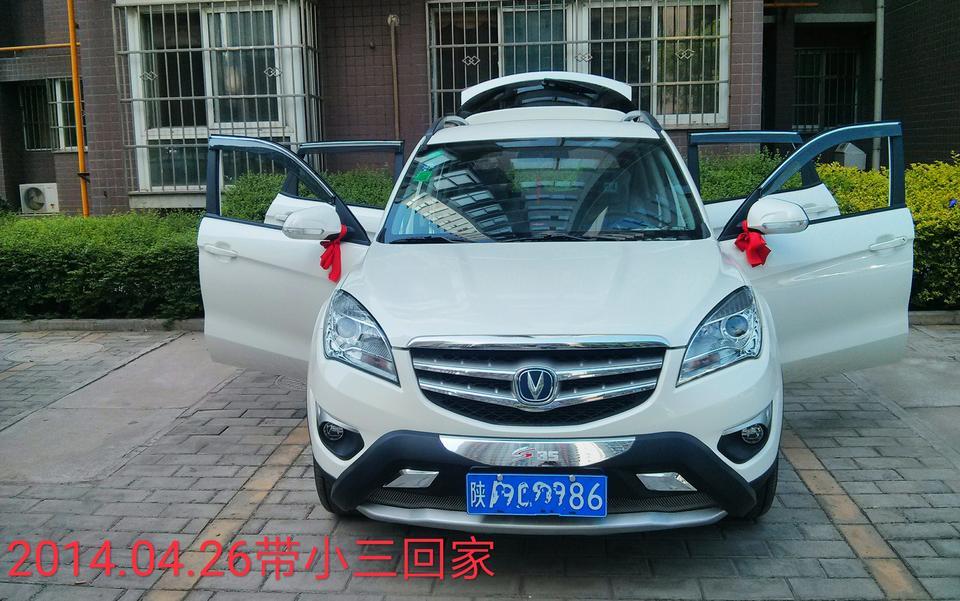 长安cs35-购车价格：裸车价80930元、落地价94000元、加装配置项导航影像2000元(4S店，被坑)；
同级车pk：看了大众，福特等轿车，身体不允许啊；
以下6个描述项选3项描述：
-油耗：夏季平均8.2，冬季8.4，高速加市区8个油耗；
-空间：176公分大胖子，前排和后排乘坐空间表现还是，车内后备箱储物空间不给力；
-内饰：描述座椅舒适度不错、中控简洁大方、方向盘手感不错、配置基本够用；
-驾驶体验：动力基本够用、操控简单、地盘悬架比较扎实，通过性不错、行驶噪音120内都可以接受；
-故障吐槽