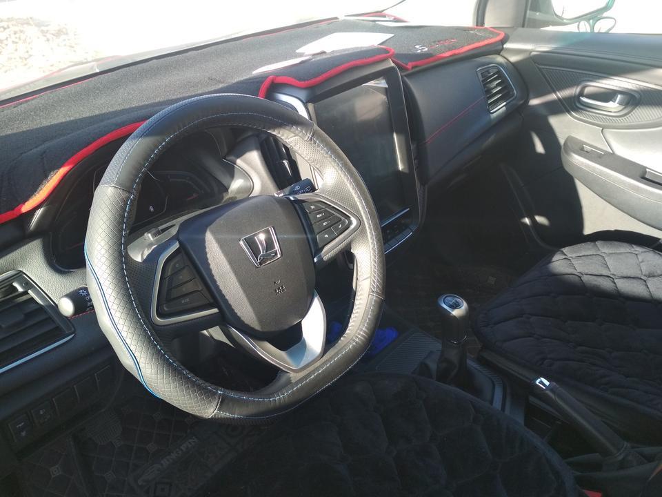 u5 suv-油耗百公里7.3，空间够用，没有网上说的那么不好，废油啥的，发动机动力够用。外观非常飘亮，配置非常高，性价比好，在十万以里值得购买的一款车，萝卜青菜各有所爱，只要自己喜欢就好，不要让车黑们影响了你买那款车。