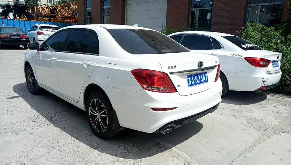 速锐-优点:这款车的性价比非常高。外观漂亮，流线型的设计非常具有年轻的气息，轮毂非常漂亮，前侧大灯和尾灯做的也非常好，和车的整体衔接天衣无缝，浑然天成。乘坐空间满意，整车虽然不大，但车内空间够用，前面空间非常大，驾驶及乘坐舒适感很强，后排也很宽敞，坐三个人没有任何压力。油耗比较满意，市区百公里油耗在七个左右，出远门走高速或者速度比较快的行驶时油耗则更小。缺点:动力不足，起步比较肉，加速超车时也不理想。即使油门儿已经踩得很大，但没有强烈的推背感及冲击性，驾驶乐趣较低。