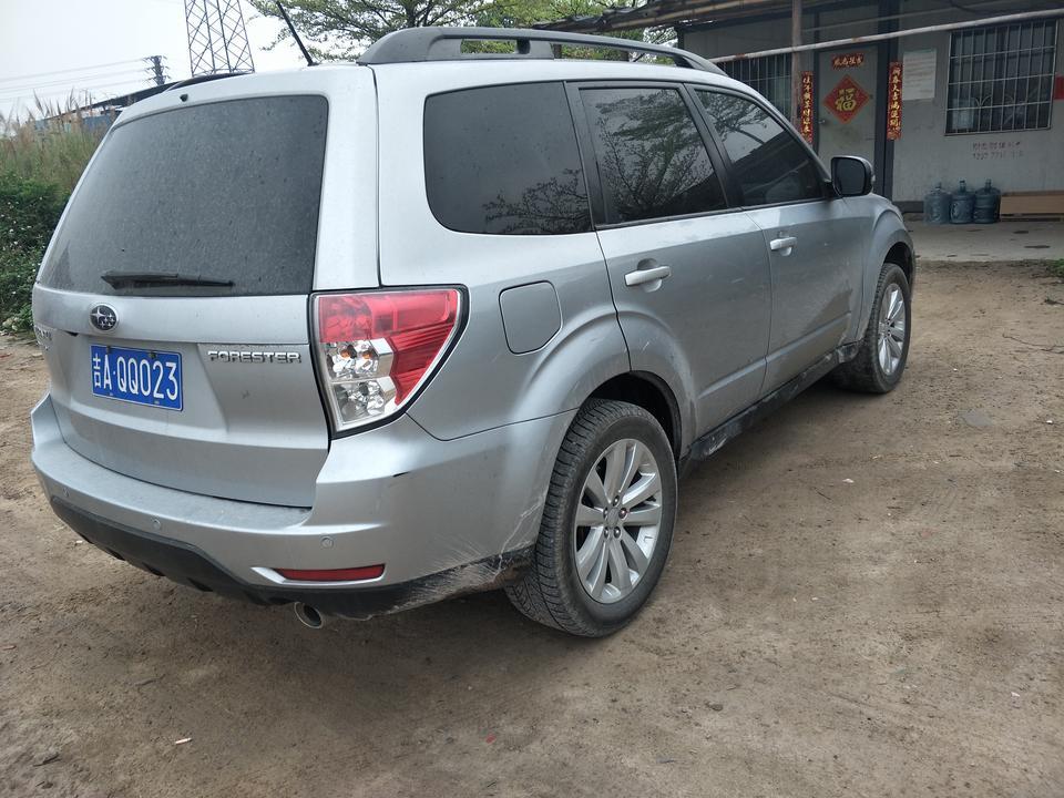森林人-斯巴鲁的车型都是非常经典，外观非常大气，流线型的造型动感十足，车体的衔接非常好，浑然天成。宽厚的外形配上经典的颜色，车的档次立即提升。车内空间非常大，前后座椅间距非常非常的大，所以做起来是非常舒适。这是一款专业的越野车，所以减震非常的好过坑洼地段都非常的容易。值得一提的是，这款车动力强劲，在起步及超车时有强烈的推背感及冲击力，给驾驶者很好的驾驶感觉。这款车的缺点是油耗很大，由于是全时四驱，所以耗油量非常高，百公里油耗在11左右。介意者绕行。