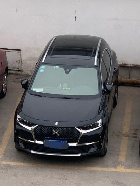 ds 7-颜值 | 最满意的当然是 ds7的外观了，完全符合了我对美的定义，犀利的前脸，酷酷的大灯，还有车内带有仪式感的氛围灯，很是满足了都，包裹式座椅也是很舒服了。高端大气的既视感，车子的线条超级吸引人，这也是这车回头率很高的原因，开出去很拉风，很满意了都。
空间 | 车内前排空间对于个人来说完全是足够的，后排空间也非常大，坐三个人是没有问题的，但最好的状态还是坐两个人，后备箱感觉有点小，并不能放很多东西，车扶手的位置能放挺多东西的。
油耗 | 毕竟是新提的车子，特别还是在城市开车，不仅拥堵还要开空调，