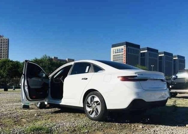 # #
购车总价 | 裸车价为17.5万元，落地价为18.9万元。
同级对比 | 早期看的是嘉际和新越的车，但感觉不合适，在店里面看到几何A的时候我就觉得这是我要买的车，最主要是它的内饰我第一眼看到的那一刻我就被它所震撼，我觉得非常帅气，然后义无反顾的就买了它。
颜值 | 外观造型一见钟情，车标也是全新的银标，比以前的五颜六色的标好看太多了，再配上一字简约的LED大灯，不经意间流露出欧美的简约感，有点科技。
空间 | 空间整体来说够用，毕竟是标准A级车的空间，坐前后排时，头顶和腿部有足够的活动空间，后备箱
