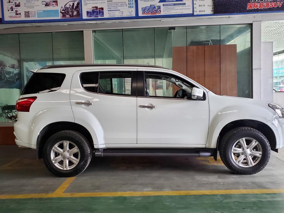 d-max-这车买回来开了1700多公里了，今天又回到懂车帝发表一下我的用车感受吧，我先说一下，我在买这车前我常开过丰田的穿越者，福特的林肯mkc，江西五十铃的D–MAX，简单讲一下我的感受，但是表述不清楚或者什么东西没算准的请您嘴下留情哈。
颜值 | 首先是外观，大家都说这车外观丑的不行，实际上你到店里看到磨砂灰的实车你就发现还是蛮霸气的，就算不是磨砂灰，白色和黑色的也不错，只看照片和直接看实车是不一样的，不过我当时去提车时候只看到过白色，磨砂灰的是皮卡（皮卡和牧游侠的前脸都差不多，可以参考一下）
内饰