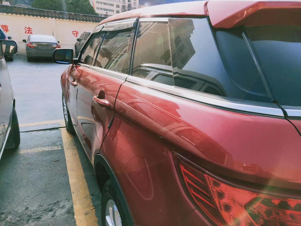 车是我在17年3月提的车，花了大概是14万左右。总得全部算下来要得15万多了。
后来我加装了智能后视镜等等，花了快两千块。
买之前，我在在哈弗H6，和这个之间纠结。哈弗它爆发力平淡，爬坡可能不给力，低转速时，发动机噪音较大。变速箱挂档不好使。而陆风它专业做越野车的，而且配置高，回头率高。陆风还是手自一体的，适用女孩子点。
虽然陆风和极光很相似，但是还是有很多原创设计的。
#油耗：陆风x7油耗方面总体来说一般，该车型在综合路况下行驶车子的百公里油耗在10-11个油左右那样。陆风x7颜值很高，回头率很高。这个