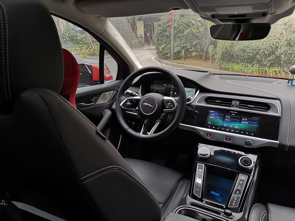 捷豹i-pace-电耗：当赛车开25kwh，日常代步20kwh以内。外观：帅酷。内饰：几乎全真皮包裹，符合身价。操控：动态空悬兼顾舒适与运动。空间：够用，强于汽油车的溜背车型。动力：丝滑顺畅，可以街头暴徒也可以西装绅士。