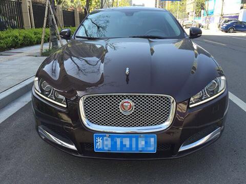 捷豹xf-裸车购买价7.14万，落地价10万。我是之前开朋友的车试开了一下，感觉它的外观好看，空间也挺不错的，那时候就想买一辆这样的车，最终还是如常所愿啦，之前看过奔驰C180这款车，但是风格偏于成熟，捷豹非常有运动风。
空间 | 当时就觉得它的底盘是非常高的，后备箱还有后排的空间还是超级大的，三个人坐在后面，一点也不拥挤，竟然还设计的有照明灯！空间这方面是我最满意的地方。
驾驶体验 | 这辆车的操控还是很精准的，并没有出现方向跑偏，操控性超级棒，真的是指哪打哪，方向盘很轻，底盘扎实，超级满意呀。
颜值 