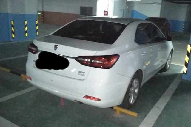购车总价 | 裸车买的72000。平常作为代步车，这个价位的性价比很高
同级对比 | 买车前，也关注了帝豪，荣威的外观设计我更加喜欢，比较稳重大方
空间 | 平常都是媳妇在开作为代步。主驾驶空间是够用了，后排跟后备厢空间也不错，不过平常也没有什么东西要放。
内饰 | 内饰设计比较走简约风格，做工一般，材料也就那样，不过塑料的味道比较大，花的钱在这摆着呢
油耗 | 一般都是媳妇儿上下班在市区开，所以红绿灯是经常遇到的。但是媳妇儿开车比较稳，所以综合油耗在八个油左右。其实还是有点偏高的。
