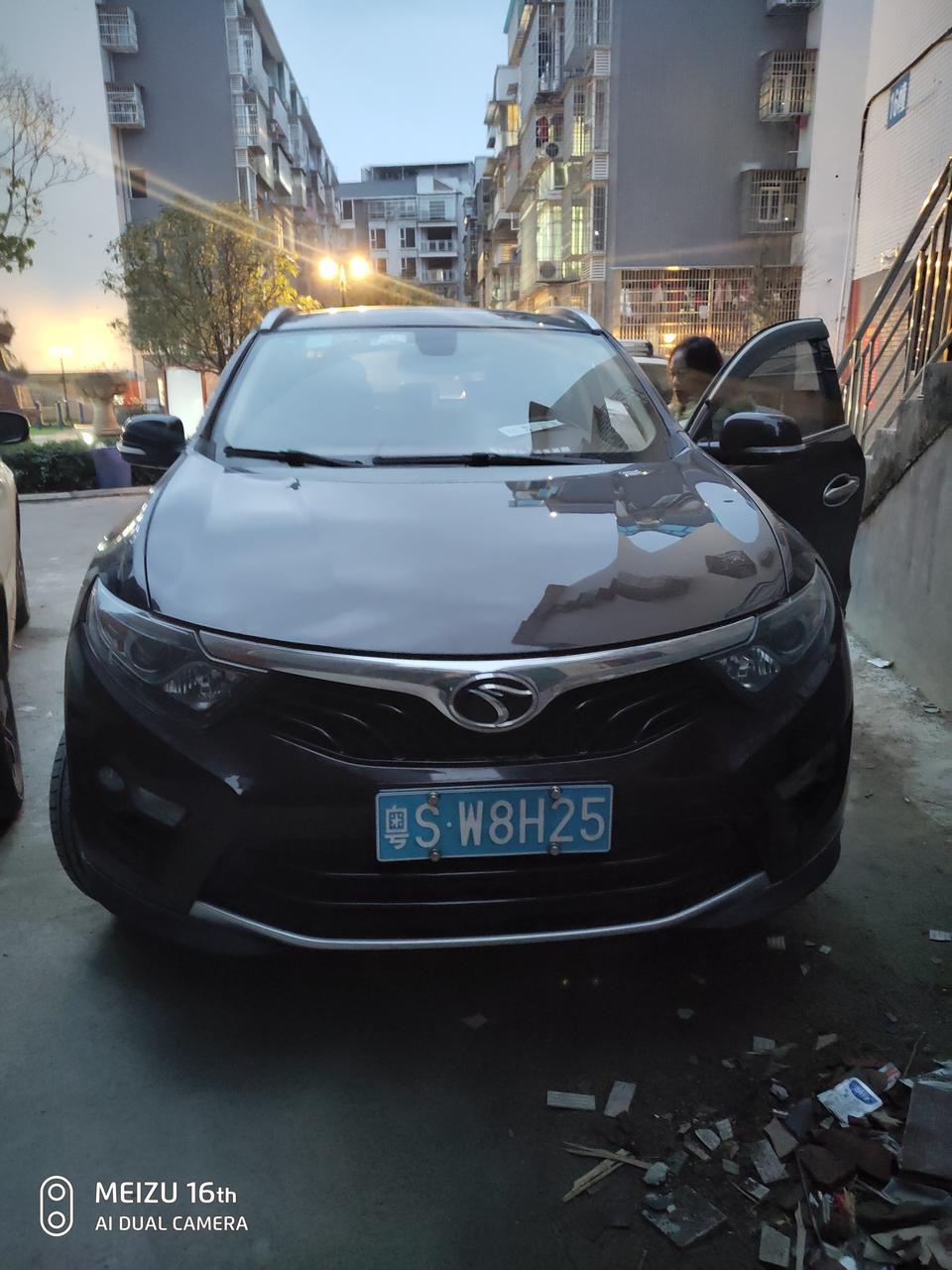 东南dx7-全款购车落地价133800元！这车就一个优点，那就是比较大气好看了，其他个人感觉中等偏下。三年车油耗市区13个高速9个，故障无，变速箱漏油，地盘有锈蚀现象。空调制冷效果还可以用。内饰就一般般啦，新车有点味道也就算了，这三年的车子了，还有塑胶味就有点说不过去了。减震特别硬，坑洼路面跟跳舞没两样。以上说的均为还能接受的，接下来要说的就是我接受不了的了！三年的车子保值率百分之五十不到，同级中可以算低出新高度了吧！保养维护看个人，我喜欢到点维护，5000公里必定换机油什么的，反正就是该保养就保养，毕竟