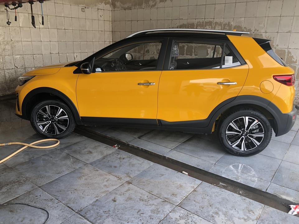 购车总价 | 购车总价9.3万裸车7.9万，赠送行车记录仪和脚垫，行车记录仪也就值二百块钱吧，像素不太好，凑合着用。
同级对比 | 同车型对比过MG明爵zs，这车给我的感觉挺大的，就是价格略微的高一点，如果价位稍微低一点的话，可能会选择他了，无奈最终选择了奕跑。
空间 | 奕跑空间不太大，不过对于我来说已经够用了，其实它的后备箱空间挺大的，特别是装两个大皮箱的一点问题都没有，而且它的后排空间也可以，乘坐两个成年人绰绰有余。
驾驶体验 | 这车开了有几个月了，驾驶感觉挺好的，特别是在高速上，虽然车子很小会可
