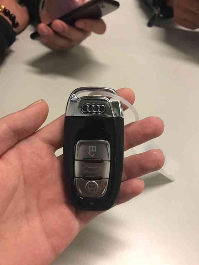 奔驰s级-＃动力表现可以
有点涡轮迟滞,但是挂上S档后就没有了,随踩随走
操控
转向很轻,虽然有人说特别假,但我觉得很好,掉头用一根手指头就行了!非要和自己较劲,锻炼上肢力量?
#油耗满意 
现在12,近期准备把首保做了,看看能否下降
舒适性
四驱的座椅皮质很好,而且14向调节,腿托,大腿两侧,腰部两侧,都能调节,很轻松找到最舒服的姿势
#外观好看 
前杠的镀铬条太多了,瑕不掩瑜,买A7就是冲着外观
#后排空间小 
买A7的用户基本不会在意这点是吧，后排我想说够用就行了
#后备厢空间大 
掀背门的优点一个