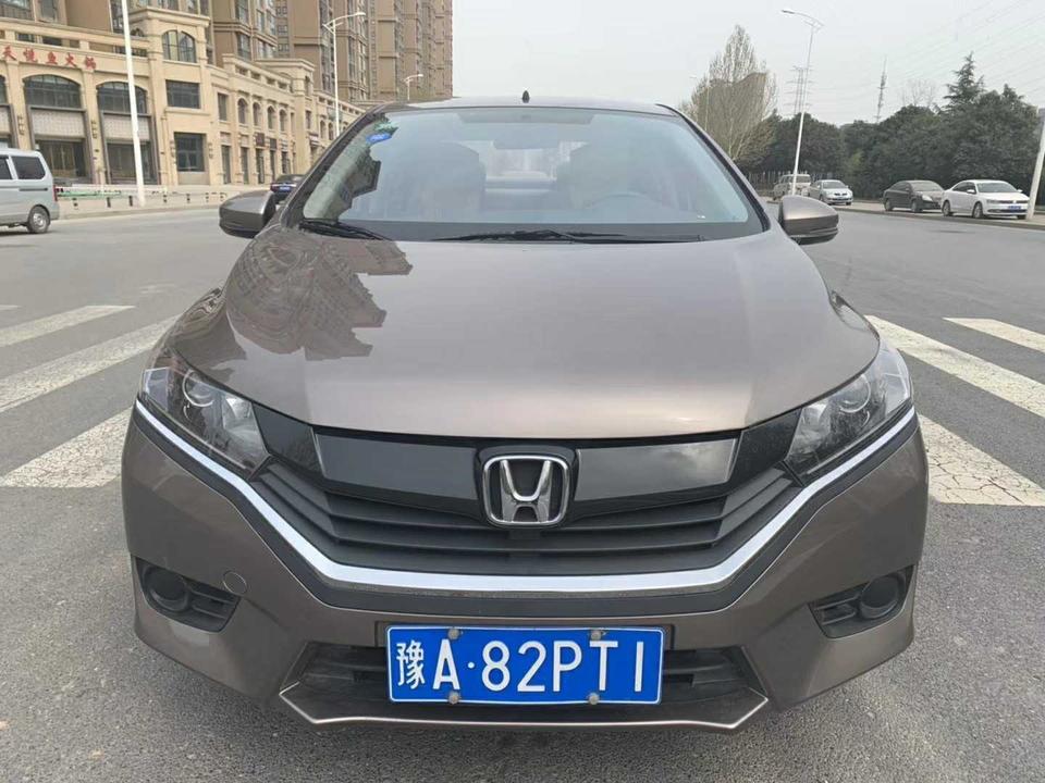 哥瑞-购车总价 | 当时买这辆车的时候的指导价是8.98万，店家给优惠了5000，上路总共差不多十万。这个价格对于我来说还是可以承受的。
同级对比 | 买车的时候和长安15车进行了对比，感觉这个车的性能稍微好一些，价格方面虽然稍微高一些，但是觉得贵一点有保障。
故障吐槽 | 感觉车子的配置比较简单，开车的时候噪音比较大，隔音效果不是很好，后排座椅没有安全拉手。就是胎噪声音比较大。
空间 | 空间还是可以的，后排座椅空间是够用的，后备箱的空间对于我来说也是够用的，买这辆车主要是省油，所以感觉还不错。
驾驶体