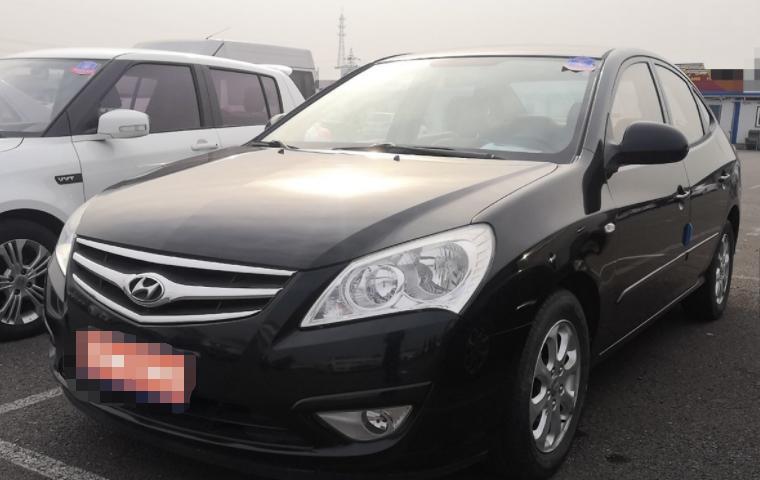 悦动-#外观 非常枪眼的一款车，造型动感，时尚，前气栅也比老款的好看的了，  大灯也漂亮，还有屁股也比老款好看多了，更性感，更园润了。铝合金轮毂也很抢眼
#空间 这款车的最大亮点还得说使用空间大，每个地方都是那么的宽敞，在车里转身那都是小轻松，后备箱也很宽敞，想装大些的东西不用考虑太多
#操控 控的话不怎么样，和大众的感觉完全不一样，底盘也松松垮垮的！转弯没感觉飘怎么的，高速我最高就开到170，没往上加了，确实感觉有些飘
#动力 平时也都是在城区开的多，足矣，起步比较肉，加速还是挺快的，  油门很轻，刹车