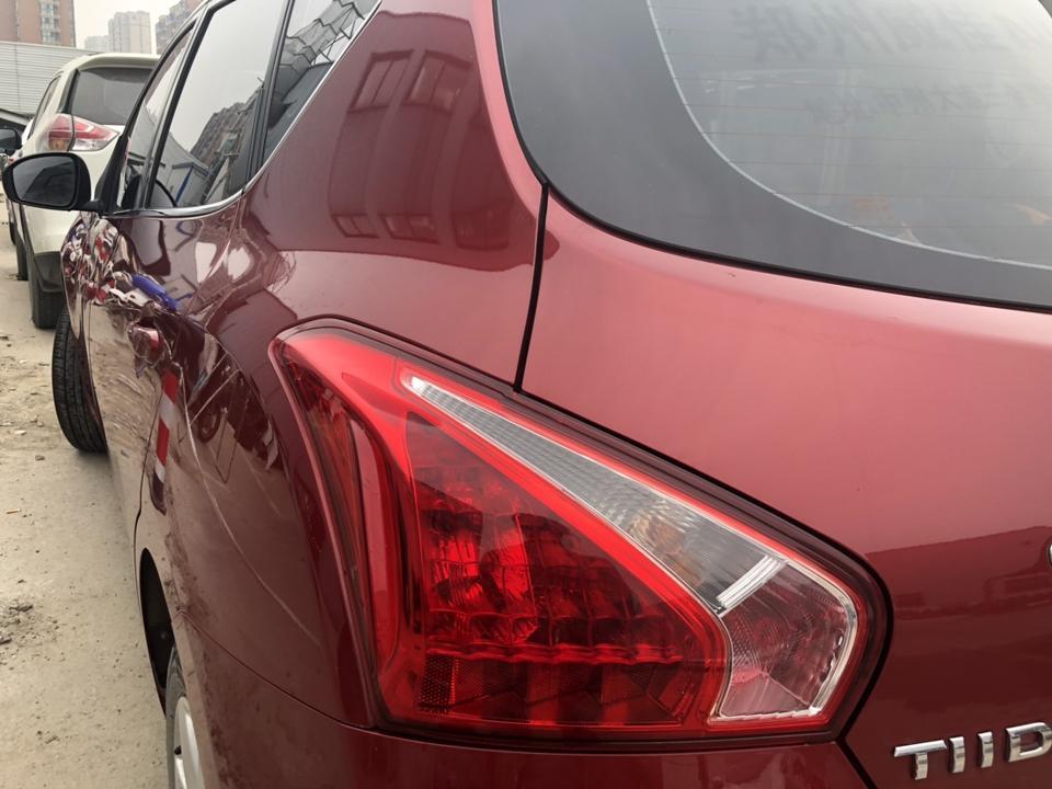 骐达tiida-购车总价 | 日产这车裸车10万，落地价12.8万，大多数日产车都比较贵，但是我买的这款性价比不仅高，而且车型我也喜欢
油耗 | 骐达这个车百公里市区内油耗是6点3左右，一般人们买车都看重车的耗油，这款车真的是比较适合我这种上班族开，这车我还没有跑过高速，也不知道耗油咋样，但是肯定低于市区。
内饰 | 这车内饰从我的图中都可以看出来，黑灰色的搭配，非常低调，而且车内的装饰我也比较喜欢，属于简单风。新车异味几乎没有，只是淡淡的味儿，异响目前还没有发现，无任何杂音
同级对比 | 其实刚开始看重