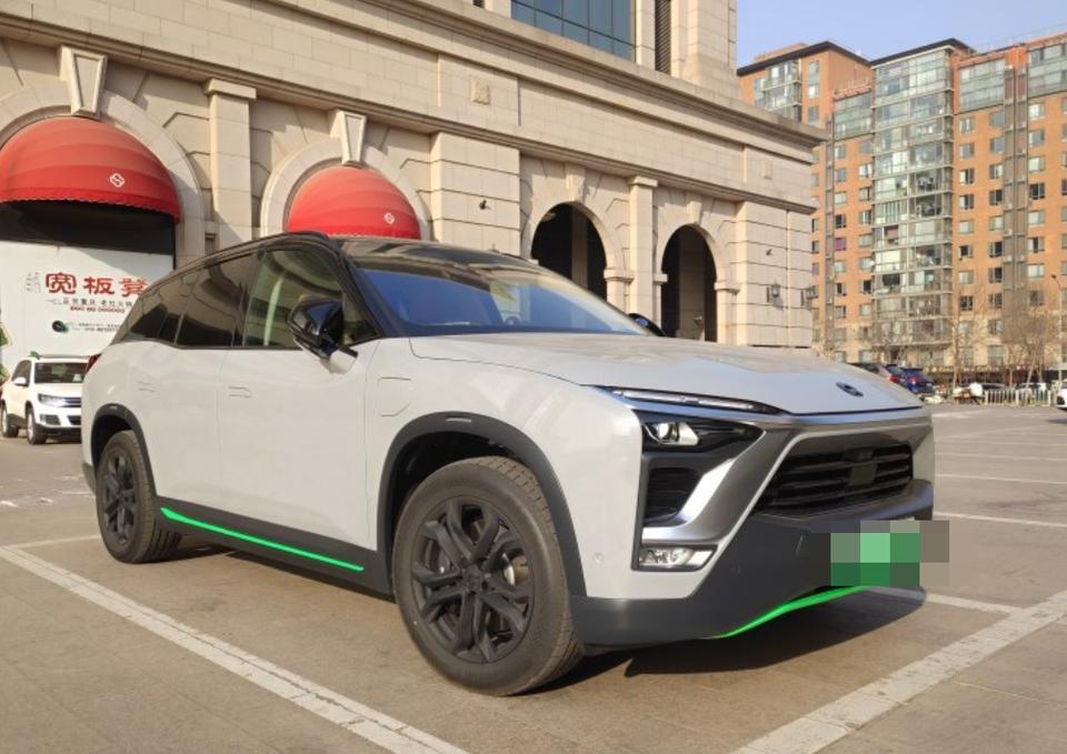 蔚来es8-购车总价 | 裸车44.6万，交了10000多的保险，加起来不到46万。
同级对比 | 买这车的时候最让我纠结的就是ES6和ES8之间选谁了，ES6确实性价比高，相似的配置下售价相差不少，因为家里人比较多，最终就选择了7座的ES8，空间不是一般的大。
空间 | 空间只能用惊人来形容，后排座椅全都放倒，能躺下三四个人了。
驾驶体验 | 操控感很舒适，转弯掉头很利索。我最喜欢的就是这辆车的刹车了，制动预警很灵敏，有一次我都以为要撞了，没想到竟然刹住了。
续航 | 我上班开不了多久，回家就充上了，不
