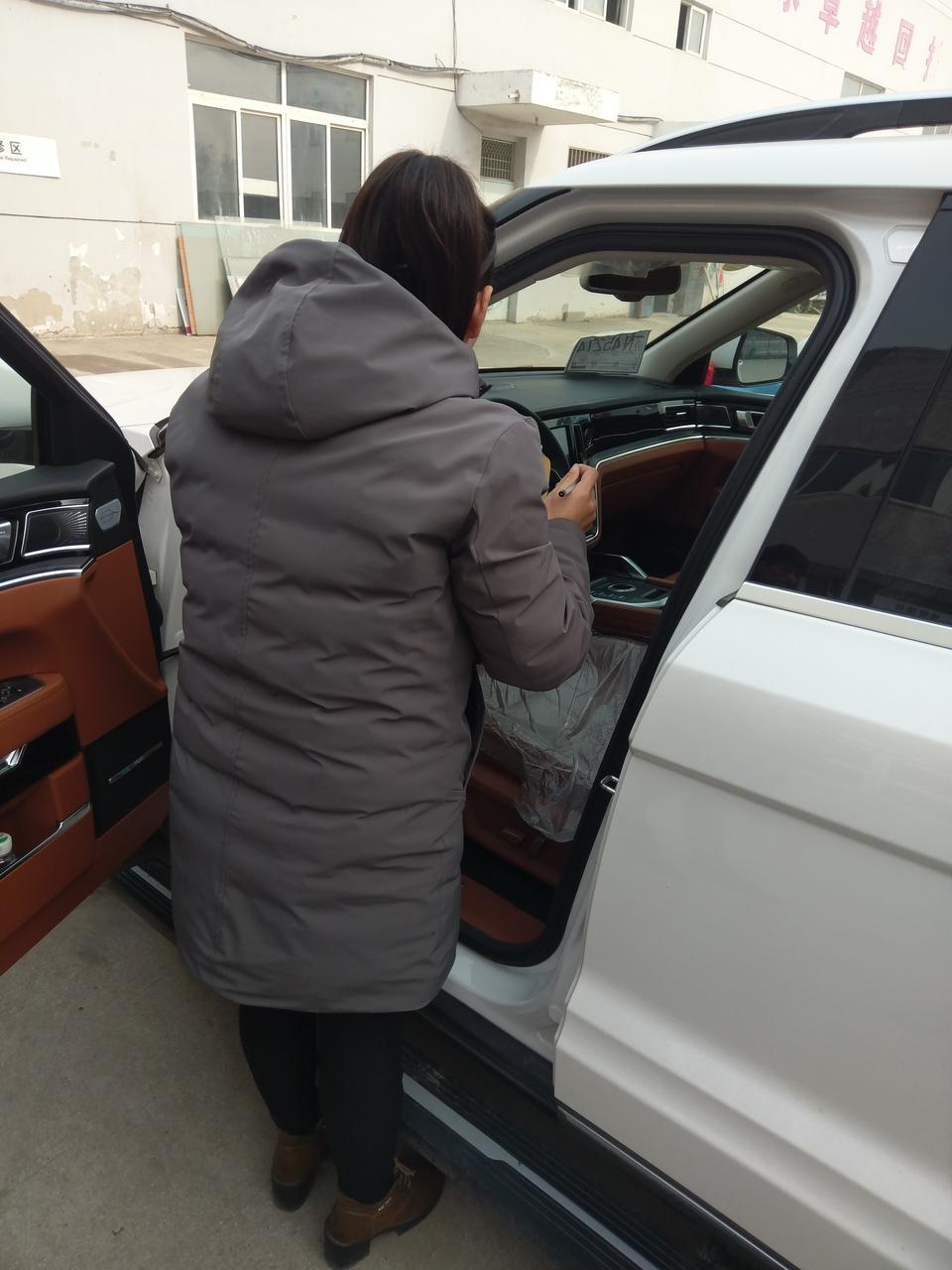众泰t700-每天都是60公里，市区20公里，油耗一直都是9个。
外观很漂亮，但是装饰板做工不好，容易开裂或者断裂。
目前提车15天，出现了排气管中段焊缝破裂，可能是热加工没有做好。刚开始售后说给我订货，等货来了再给我换。我坚决要求从试驾车上拆下来给我换。他们才给我换，说等新件来了再给我换上，算是比较满意吧！他们起初的建议是让我先开着，滚犊子，新车还没上牌就尼玛和拖拉机一样，你让我怎么开出去？
A柱装饰板断裂问题，立即给更换，如果你们和我一样新车的话，最好等一段时间再换，的确很伤车漆哦！
大灯进水问题，很