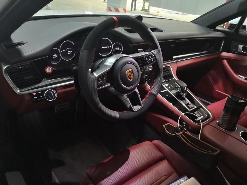 panamera-购车总价 | 140
车子不是安静的车，后排空间不大不过我不坐后排，一般用可以了，加速很快，但是能感觉到车很沉，不过还是喜欢，主要外观好看，总体很满意，油耗一直没充电大概10个左右很满意，声浪我也满意毕竟没开过什么好车太响也受不了
