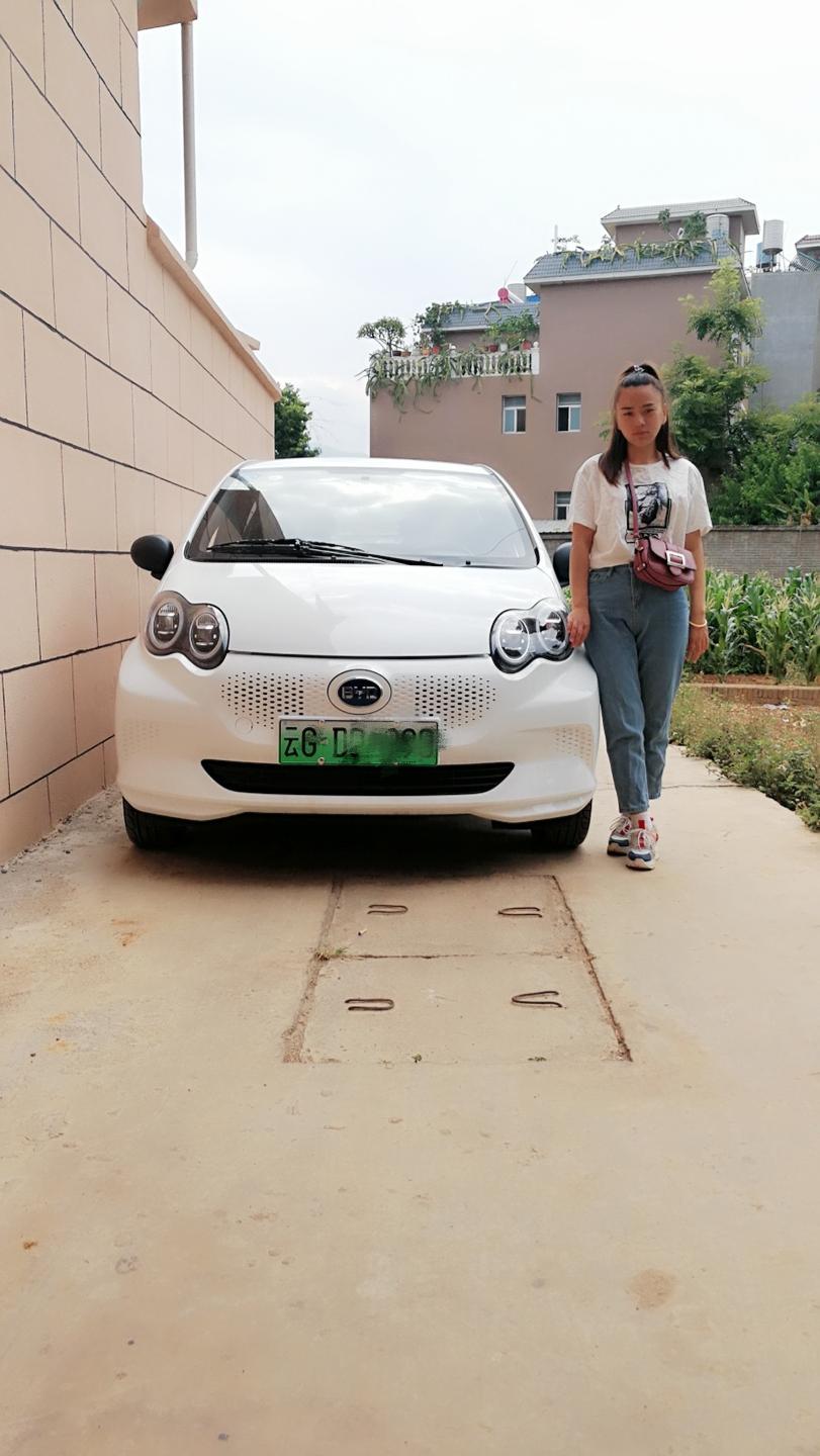 比亚迪e1-#购车总价79900
颜值 | LED前组合大灯，大眼睛，日间行车灯很漂亮，双e组合的尾灯也很有特点！老婆也最喜欢外观小巧可爱！忍不住跟它合照
空间 | 作为上下班代步工具，空间已经很足够了，后排平常坐两个人到三个人也够了后备箱空间也可以！后尾门打开的也比较大我媳妇都可以坐上去！
内饰 | 最满意的就是液晶仪表显示屏还有10.1英寸8核自适应旋转悬浮Pad，集娱乐科技于一身！感觉科技感很强
驾驶体验 | 动力可以说是我最满意的地方了0-50km/h加速只要5.9秒那不是盖的！可以说是见车超车，