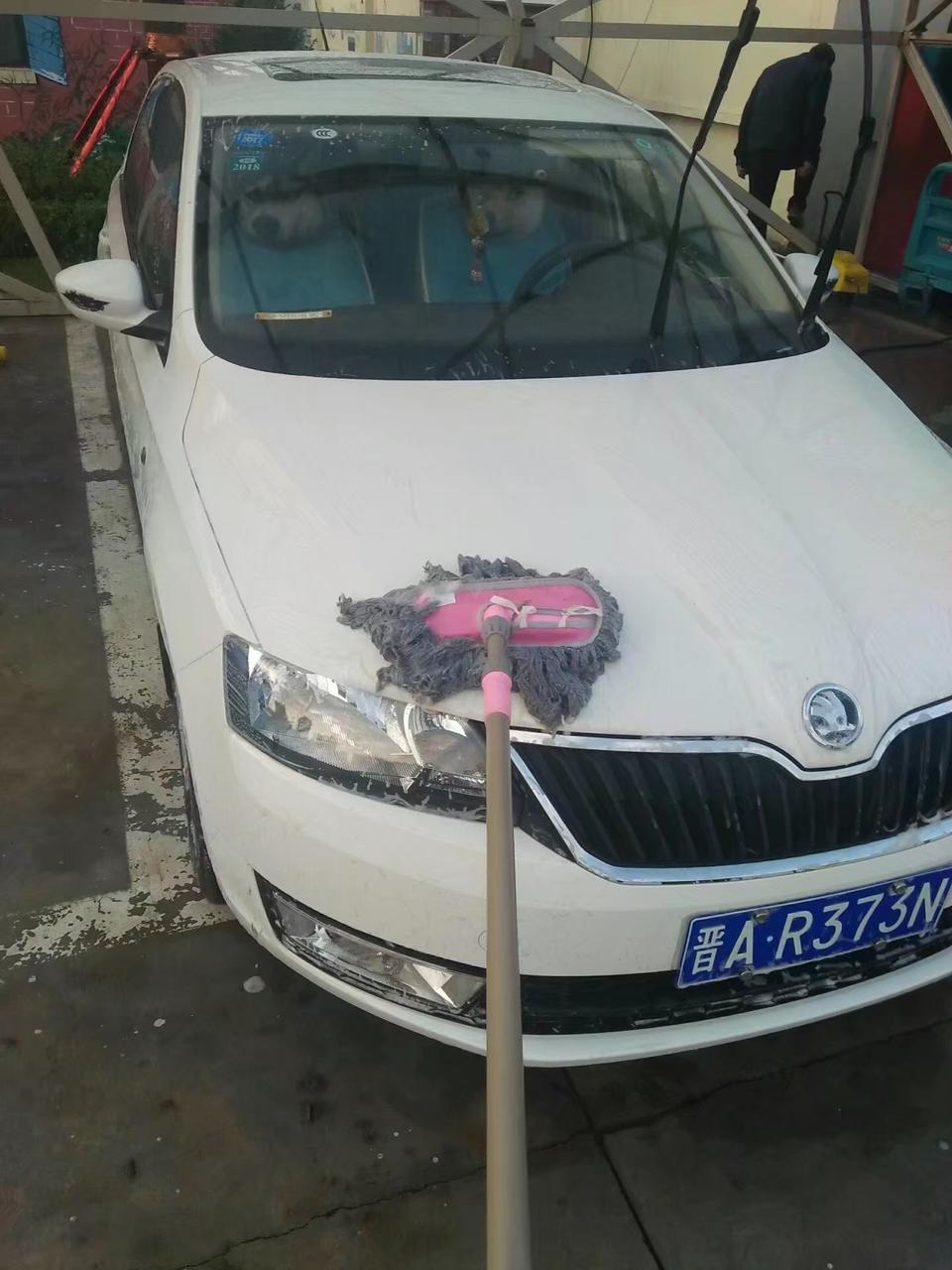 16年12月份买的车
外观一般般，但是改了海拉五加天使眼恶魔眼，越看越好看，不过就是车漆有点薄，一碰就掉。
空间中规中矩，因为平常就一个人开，不过在这个价位里还算是中等偏上，后座稍微偏挤但是后备箱很大
内饰也是大众的一贯风格，不过原来的收音机被我换成了大屏导航，看的还蛮有档次嘛。不过仪表盘真心没感觉，赶紧更新换代吧
市区油耗开的猛在6.5个油左右，温柔一点就是6个油了，哈哈，只要心中有涡轮，昕锐我都能给你开出来法拉利的感觉。不过起步动力还是有点没劲
再来看故障。这是我最想吐槽的，左转向灯时好时坏，喇叭冬天