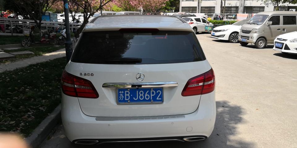 奔驰b级-购车总价 | 当时买B200的时候裸车价在25.6万，最终落地价格在26.8万，当时新上市没什么优惠力度
同级对比 | 买时还考虑了途安和杰德，后来还是认为德系车的质量有保证
空间 | 前排空间还不错，后备箱很大储物能力很强，后排座椅有点短，坐三个大人有点挤
油耗 | 买完车就回了趟老家来回500公里，高速油耗8个左右，平时上下班在9.5左右，稍微高了一点
颜值 | 外观很满意，线条时尚，细节方面处理的比较精致，家庭休旅车的很好的选择
