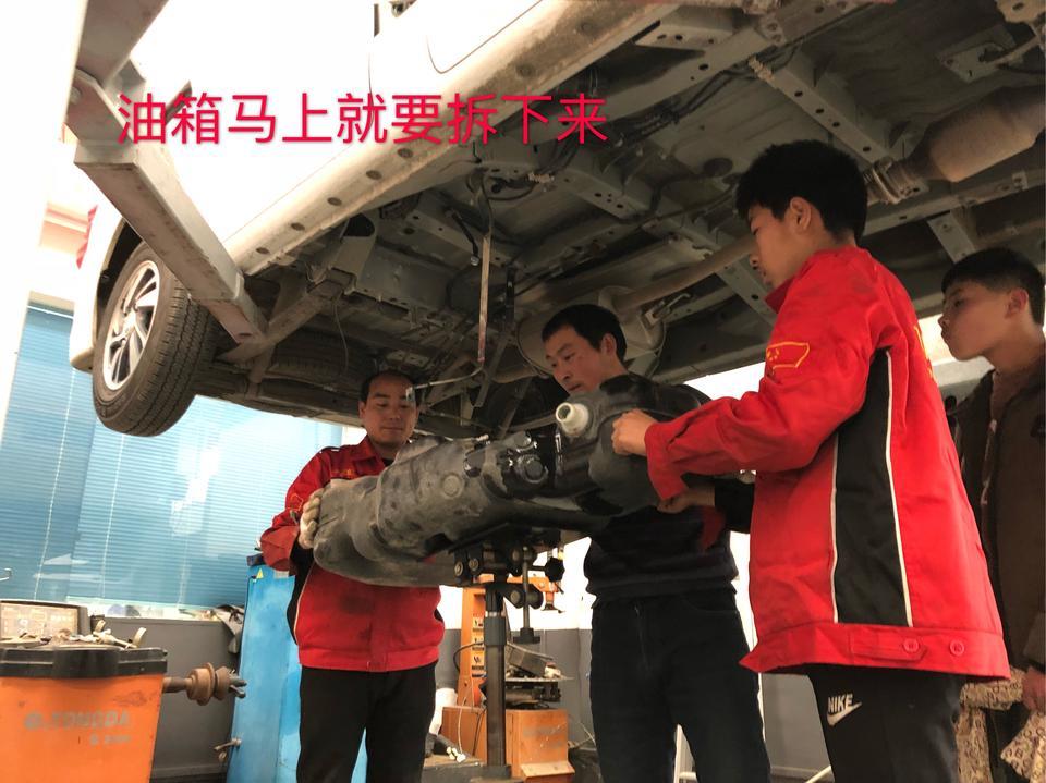 郑州日产NV200的驾驶感受还是不错的，不比同价位的一些轿车差，在我试驾了NV200和同价位的同类型的其他车后决定购置一辆NV200。NV200给我的感觉是底盘很整，容易上手而且灵活，可NV200的配置实在是太低了，随后改影响，买坐套，脚垫，胎压监测，行车记录仪，手工缝制方向盘套，档杆套，地板革，太阳膜，轮胎升级。正准备从深圳发大包围时发现一个我不能忍受的问题，在等红灯刹车时能听到咕隆.……咕隆响，就开始找原因泡论坛，车友圈热心车主说可能是油箱内部隔板或者是碳罐脱落油吸偏造成的，在19年2月28号首保时去