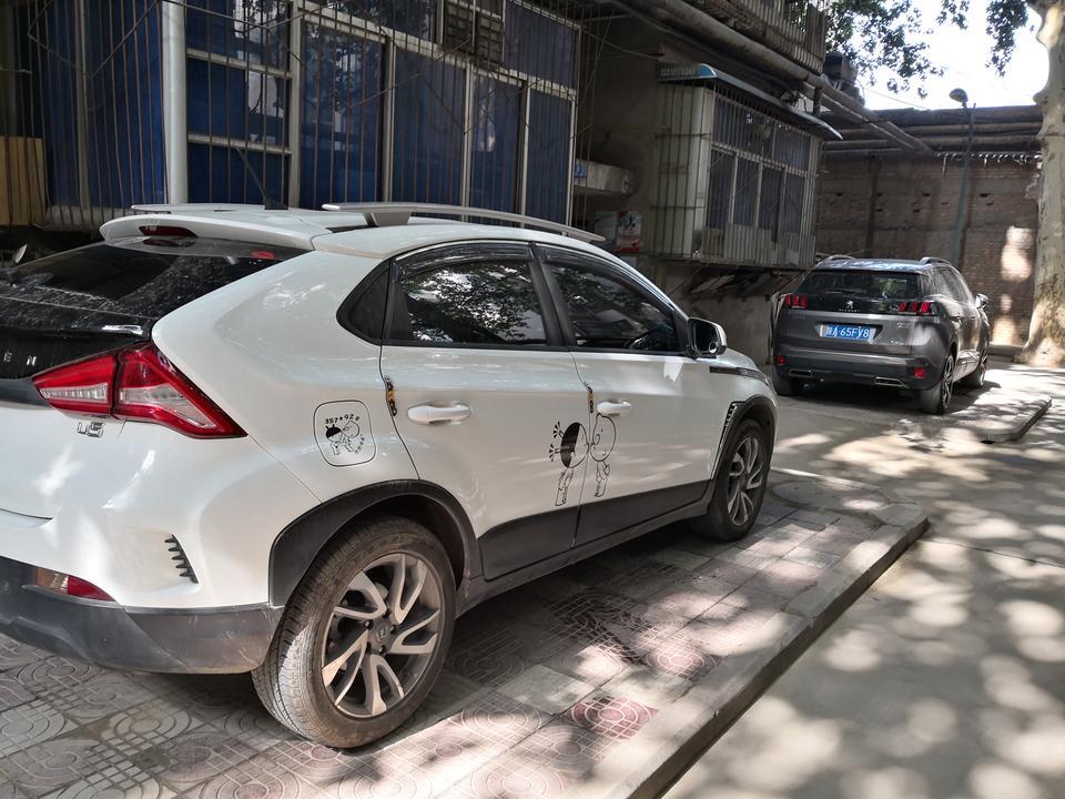 u5 suv-购车总价 | 当时买没优惠指导价裸车8.18万买的，送了 贴膜 脚垫 挡泥板 抱枕
同级对比 | 同级别感觉后排空间最大 驾驶位后放两格 后排腿部空间都够用
故障吐槽 | 新车味道大 速度上120以上隔音不好 后排空间大了后备箱就小了 没办法
驾驶体验 | 动力一般1.6L就那样了 方向很轻 很好用  减震偏硬 前排还行 后排颠的幅度大
颜值 | 大灯很喜欢 座椅都是仿皮的 还可以  也没包坐垫坐着挺舒服
保养维护 | 首保以后没去过4S店 已经关门了 西安只剩一家4S店了
油耗 | 城里8