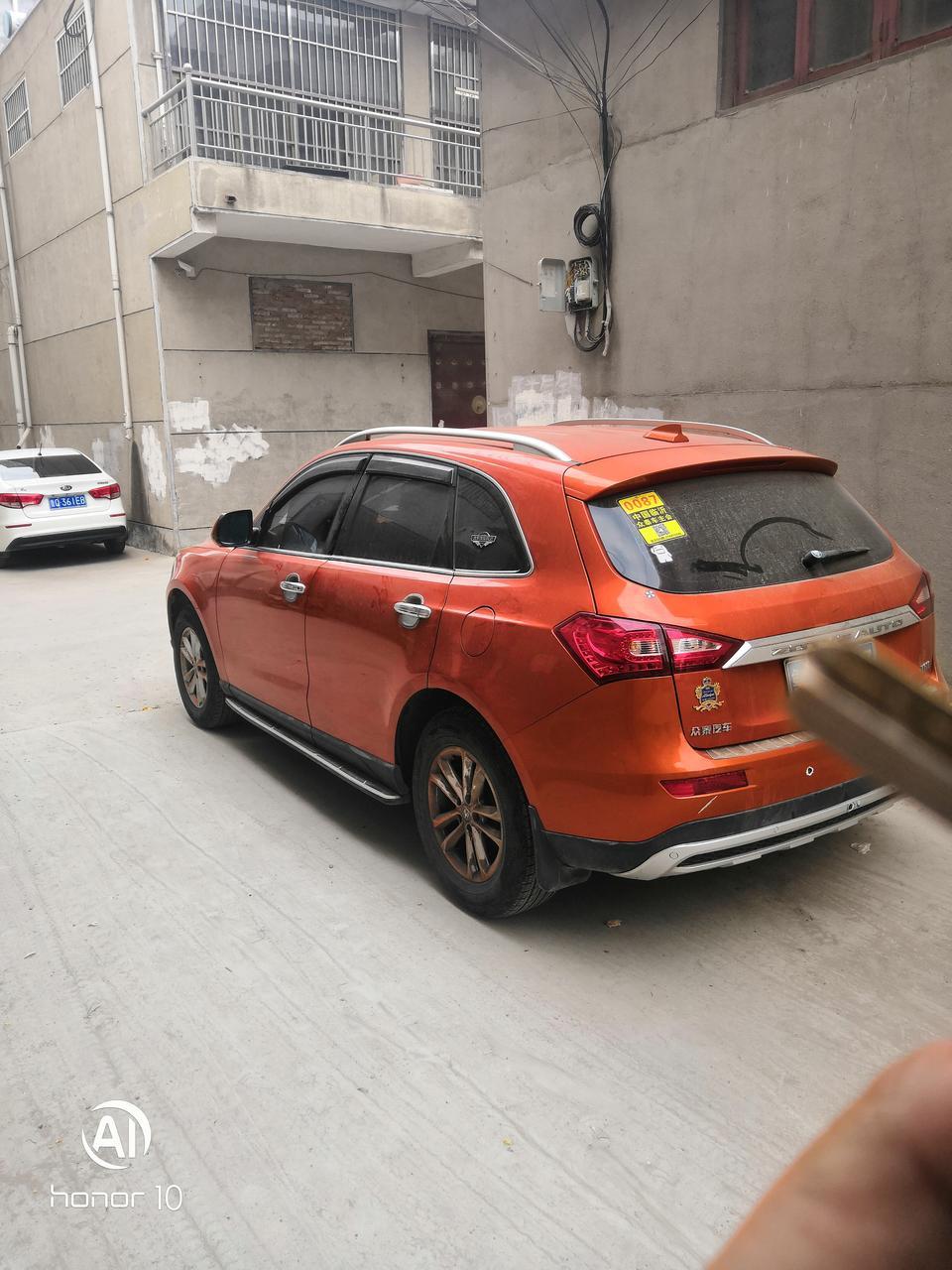 我这辆众泰T600是2017年8月份提的，开了大约一年半的时间了，跑了有2万公里了。我这车油耗自己算的是大约在8个油左右，跑高速差不多得7个油，还是比较省油的。小六这款车外观我非常的满意，虽然买的是标配版本，但是一样的非常的霸道，内饰感觉塑料感太强烈了，没有外观上档次，真是应了那句话“模仿了别人的面，但是模仿不了别人的心”。这车减震特别的不舒服，感觉老硬了，开起来有种坐轿的感觉，路面上的颠簸都不能很好的过滤掉。这车的配置还可以，但是安全配置少了点，毕竟是标配嘛。平时保养一次大约四百多块钱，属于一般的水平吧