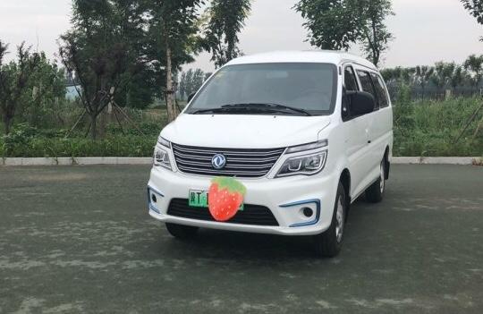 同级对比 | 主要就是想买东风这个品牌的车，当时就是犹豫要买菱智还是买菱智新能源，最后决定买的是新能源，虽然贵一点，但是空间上更大，车身也比菱智长很多。
购车总价 | 裸车价格是21万，办好之后是23万多一点吧，价格还是很适中的。
颜值 | 外观还是很漂亮的，白色的车身有加上了一些蓝色，还是很有活力的，比较清新脱俗。
空间 | 我180想没有压力，坐进去头上空间还是很大的，腿也能活动，而且平时拉点什么东西时候，也能装。

