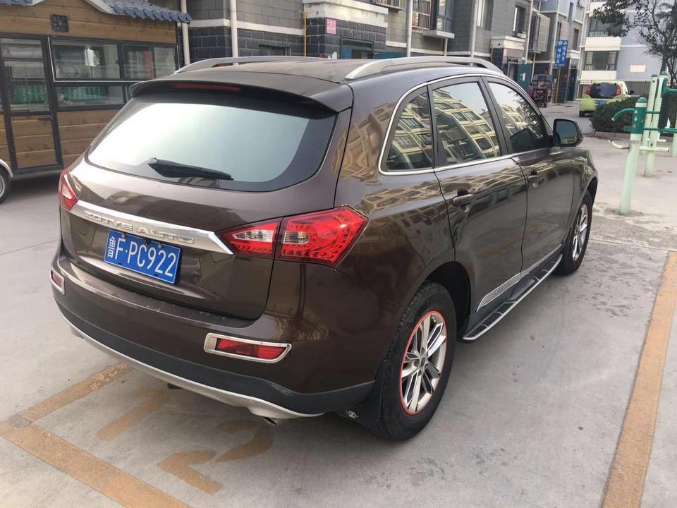 众泰t600-从买车到现在已经四年了，跑了八万多公里了，总体来说对自己的小六比较满意，外观大气，内饰沉稳，是自己喜欢的风格，缺点也不少，塑料件老化比较快，车友说的各种异响也陆续都出现过，最尴尬的是过保以后出现问题，对于刚买车的人来说，避免不了改装一番，简单的装饰必不可少，什么内饰条，灯光，都简单的改了一下，综合油耗还可以接受，我的是1.5t的，动力有点弱。对于人生中的第一辆车还是感觉不错的，