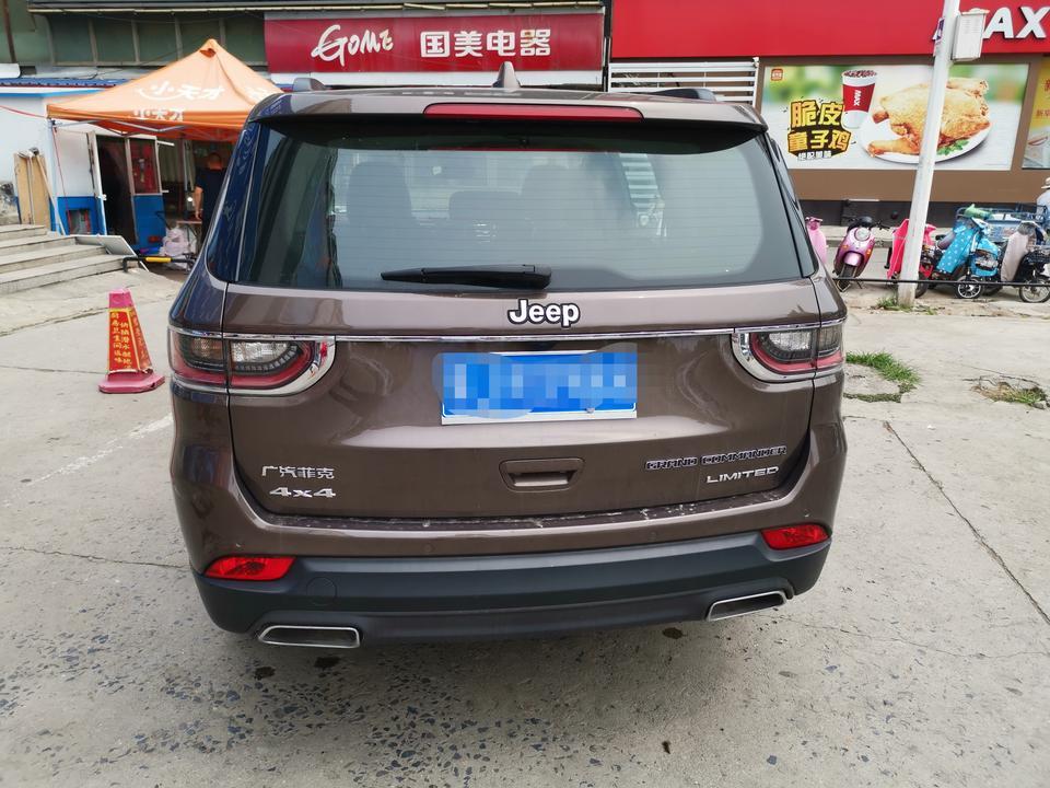 19年在禁售国五前一个月买的车，库存，但是从买了到现在没出过什么毛病，操控精准，内饰不过多评论（毕竟一分价钱一分货），准备换车的时候就看了汉兰达、锐界、大指挥官，汉兰达（街车），锐界（外观不喜欢），所以最后确定大指，从购车到现在跑了10000多公里啦，没发现有什么毛病。喜欢就好
