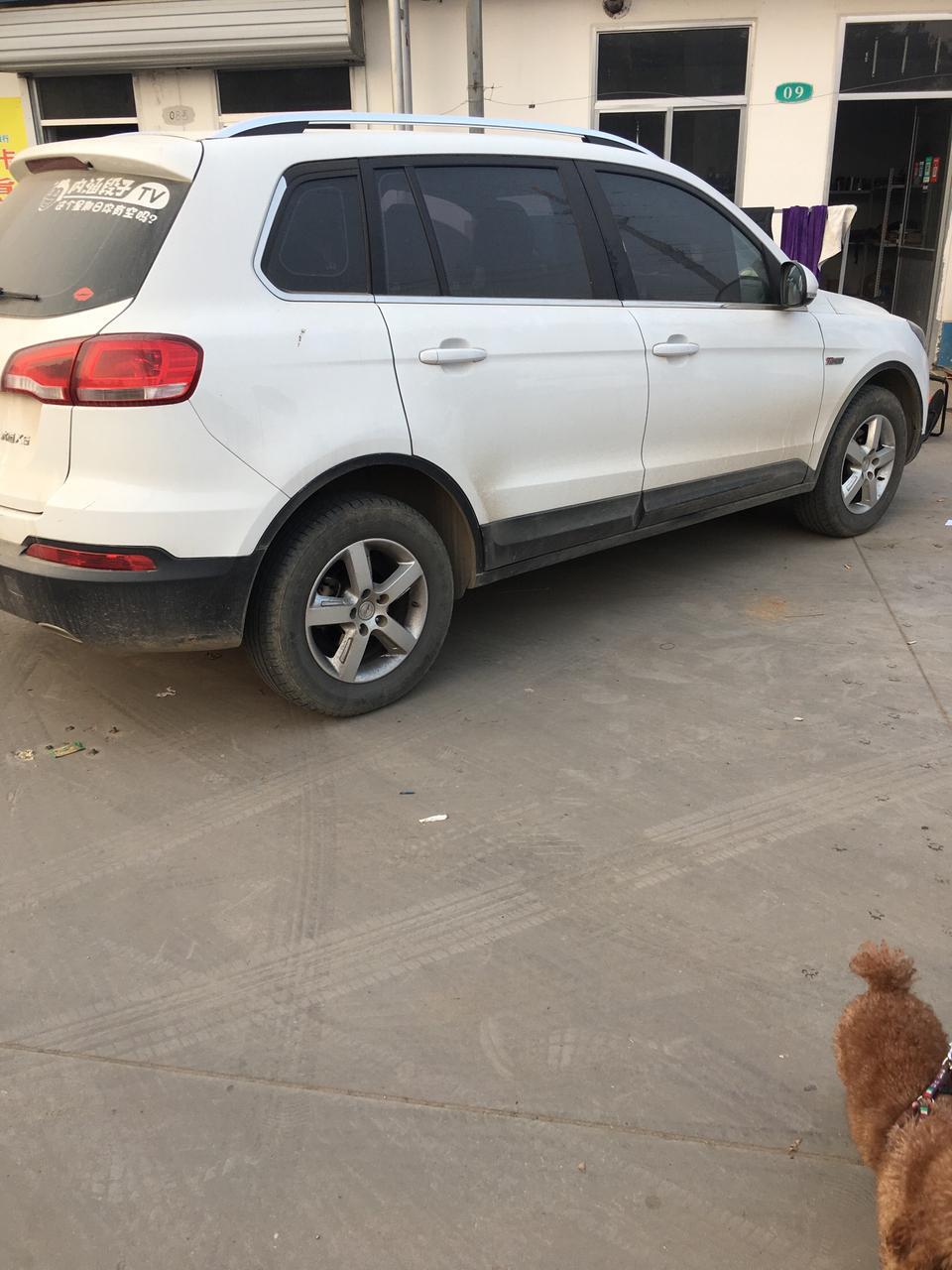 开了两年众泰大迈x5了。总体感觉还可以。因为买的手动低配车型 油耗很低  内饰高端大气上档次 一看就有豪车范 空间更不用说了 城市suv 空间很大 动力方面1.5t涡轮增压三菱发动机提速挺快 外观方面漂亮 因为就是看上外观才买的 轮胎205的轮胎抓地力也可以 缺点就是。跑起来噪音太大。得需要做隔音了 还有就是升窗器不结实 换一次了又断了。原车喇叭不是很好已经改了。基本除了这些缺点别没毛病了 作为国产车 算是很好了。给众泰大迈x5个赞? 
