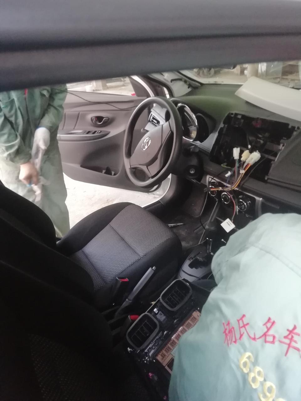 天气太冷了，骑电动车上下班真心受不了，所以买了个威驰Fs，刚开了将近两千公里来说一下这个车的感受。内饰基本都是硬塑料，这也是合资车的特点吧，相同价位的车都一样，后排空间比PoLO大一点，地板也是纯平的，这点比较好。安全配置还可以，全系标配车身稳定系统，这也是没有买飞度的原因。起步感觉比较肉，毕竟是CVT，八十公里每小时还行，再往上感觉就不太从容了，噪音是真心大，主要是胎噪，平时主要上下班，接送孩子，也没跑太快，加二百块的油大概可以跑四百二三十公里吧，不像有的车主说的一百块能跑三百公里，我这个真不行，感觉还