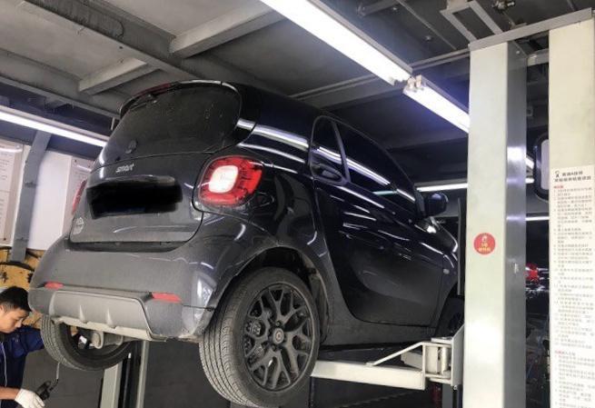smart fortwo-购车总价 | 这款小小的轿车价格可不便宜啊，它的裸车价格是12.8万，然后落地价不到15万，这车虽然看着小，但是内部配置应有尽有。
油耗 | 这车耗油量真的是让我最满意了，一般在市区内开百公里油耗达到5.5左右，高速上真的是更少，百公里达到4.8左右，所以这个耗油量真的比较低。
颜值 | 我一直像买一款小型的车平常上下班方便，这车外观设计很独特，前低后高的，而且尾部两个大灯格外显眼，另外这车内饰也很不错，设计的比较紧促，很精致。
空间 | 其实别看这款车外形小小的，但是内部空间可