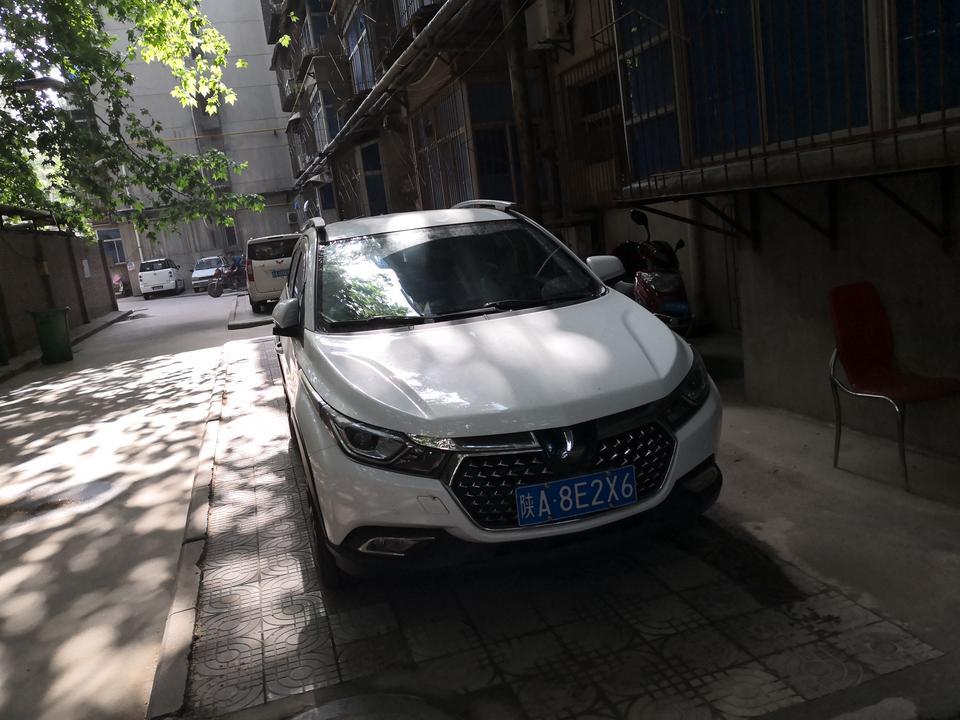 u5 suv-购车总价 | 当时买没优惠指导价裸车8.18万买的，送了 贴膜 脚垫 挡泥板 抱枕
同级对比 | 同级别感觉后排空间最大 驾驶位后放两格 后排腿部空间都够用
故障吐槽 | 新车味道大 速度上120以上隔音不好 后排空间大了后备箱就小了 没办法
驾驶体验 | 动力一般1.6L就那样了 方向很轻 很好用  减震偏硬 前排还行 后排颠的幅度大
颜值 | 大灯很喜欢 座椅都是仿皮的 还可以  也没包坐垫坐着挺舒服
保养维护 | 首保以后没去过4S店 已经关门了 西安只剩一家4S店了
油耗 | 城里8