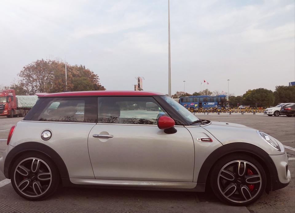 mini jcw-30万到40万这个区间内最能干的车型；在海外接触了旧款COOPERS之后就成了MINI的粉丝：小身材大能耐，动力充沛又好听，随时随地充满了乐趣的驾驶（颠簸）体验以及比起你脸上的笑容根本不算上钱的油费。JCW则是将这一切，除了实用以外，无限次地扩大到进去驾驶20分钟就会忘记一日内所有的烦恼。比起其他小钢炮JCW的确性能不行，但是整体车辆，引擎，声浪，变速箱和方向盘的反馈能让你时时刻刻体验着只属于驾驶者的乐趣。缺点也有，电子助力转向系统给你的回馈比起第一代的液压助力真的少了不少实际的路感，但