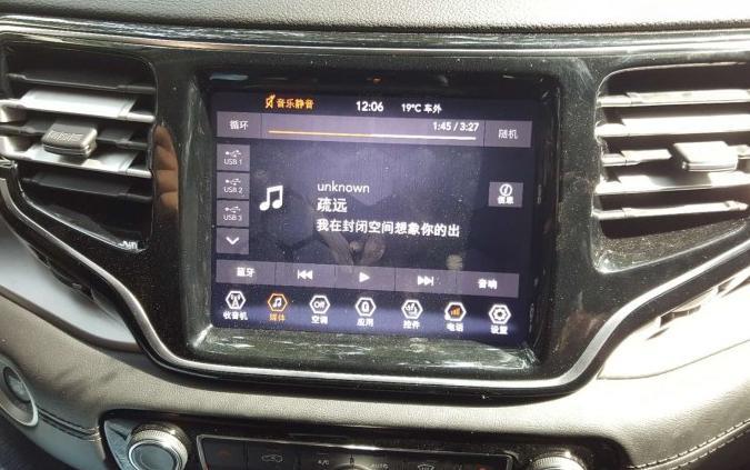 购车总价 | 买这辆Jeep指挥官的时候裸车价是26.6万，最终以29.4万的落地价拿下了，对于这个价格还是比较满意的。
同级对比 | 其实一开始是想买福特的撼路者的，但是到了店里实际对比之后感觉撼路者有点显着臃肿，最后和家人商量了一下选择了这款Jeep指挥官。
空间 | Jeep指挥官作为一辆5门5座的中型SUV，它的内部空间还是非常让人满意的，坐在里面感觉非常宽敞。
颜值 | Jeep指挥官的颜值自然是不用说的了，自己本身就是一个颜值控，所以对于车的外形还是非常在意的，这辆指挥官非常符合我的审美。
油