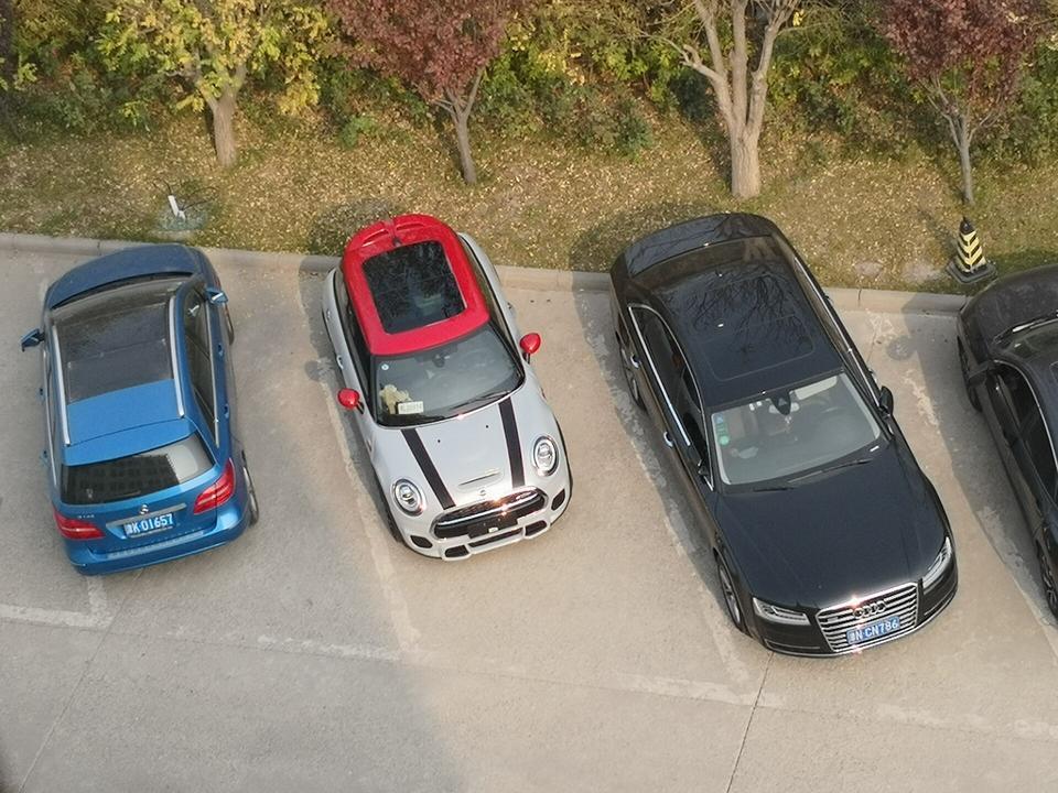 mini jcw-30万到40万这个区间内最能干的车型；在海外接触了旧款COOPERS之后就成了MINI的粉丝：小身材大能耐，动力充沛又好听，随时随地充满了乐趣的驾驶（颠簸）体验以及比起你脸上的笑容根本不算上钱的油费。JCW则是将这一切，除了实用以外，无限次地扩大到进去驾驶20分钟就会忘记一日内所有的烦恼。比起其他小钢炮JCW的确性能不行，但是整体车辆，引擎，声浪，变速箱和方向盘的反馈能让你时时刻刻体验着只属于驾驶者的乐趣。缺点也有，电子助力转向系统给你的回馈比起第一代的液压助力真的少了不少实际的路感，但
