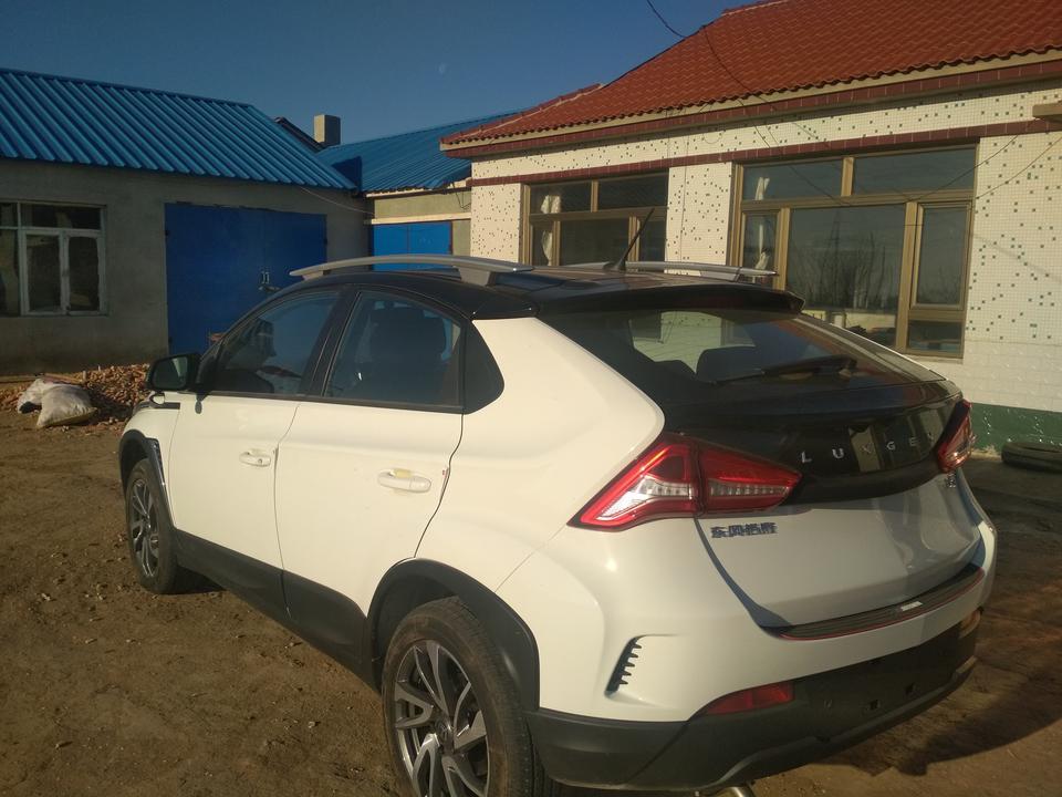 u5 suv-油耗百公里7.3，空间够用，没有网上说的那么不好，废油啥的，发动机动力够用。外观非常飘亮，配置非常高，性价比好，在十万以里值得购买的一款车，萝卜青菜各有所爱，只要自己喜欢就好，不要让车黑们影响了你买那款车。