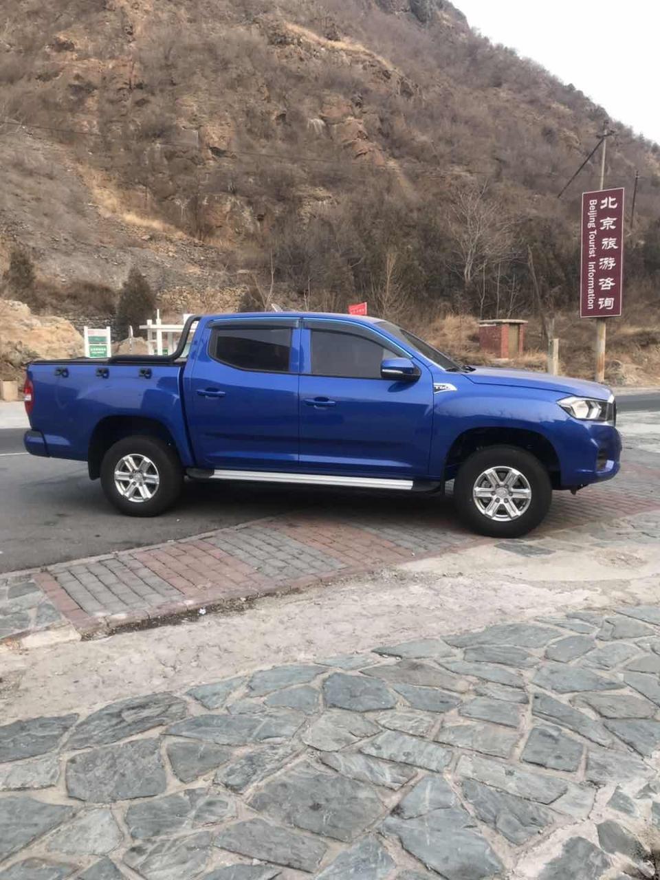 上汽maxus t60-颜值 | 北京摇号政策大家都懂得，摇号好多年了感觉很渺茫，今年外地车又被一纸条纹给否了，哎 家里没辆车实在是不方便，无意间听说北京汽油皮卡不需要摇号可以直接上京牌，就是使用上有限制白天五环里不让进，晚上11点后到早上六点前可以进五环里，不过像我们这样家住五环外边不经常进城里的买辆皮卡用还是一种不错的选择，网上研究了大部分品牌皮卡车，不是样子不喜欢就是价钱太高了，最后还是被T60的颜值给征服了，T60号称国产猛禽，性价比还算可以接受，外观大气漂亮，内饰也不错。
