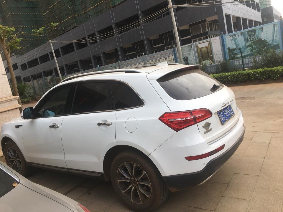 众泰t600-我的这款是2018款运动版尊贵型的，去年1月份买的，现在已经跑了24572公里，用了一年多了，总体感觉还是非常满意的，油耗个人感觉跑60-80的时候是最省油的，我去上班每天都跑30多公里，平均都是跑60-80 油耗在6.8左右，跑高速的话油耗要在7.5。现在越跑越顺了，有了车也方便很多。动力嘛在城市里跑也是足够了。唯一觉得不好的就是车上有些异响，不过习惯了也就好了。经济实用款咯不过当时选了白色现在觉得不实用了，因为现在在老家。灰尘太多，洗干净2天有变成小黄车了。个人对小六还是很满意的