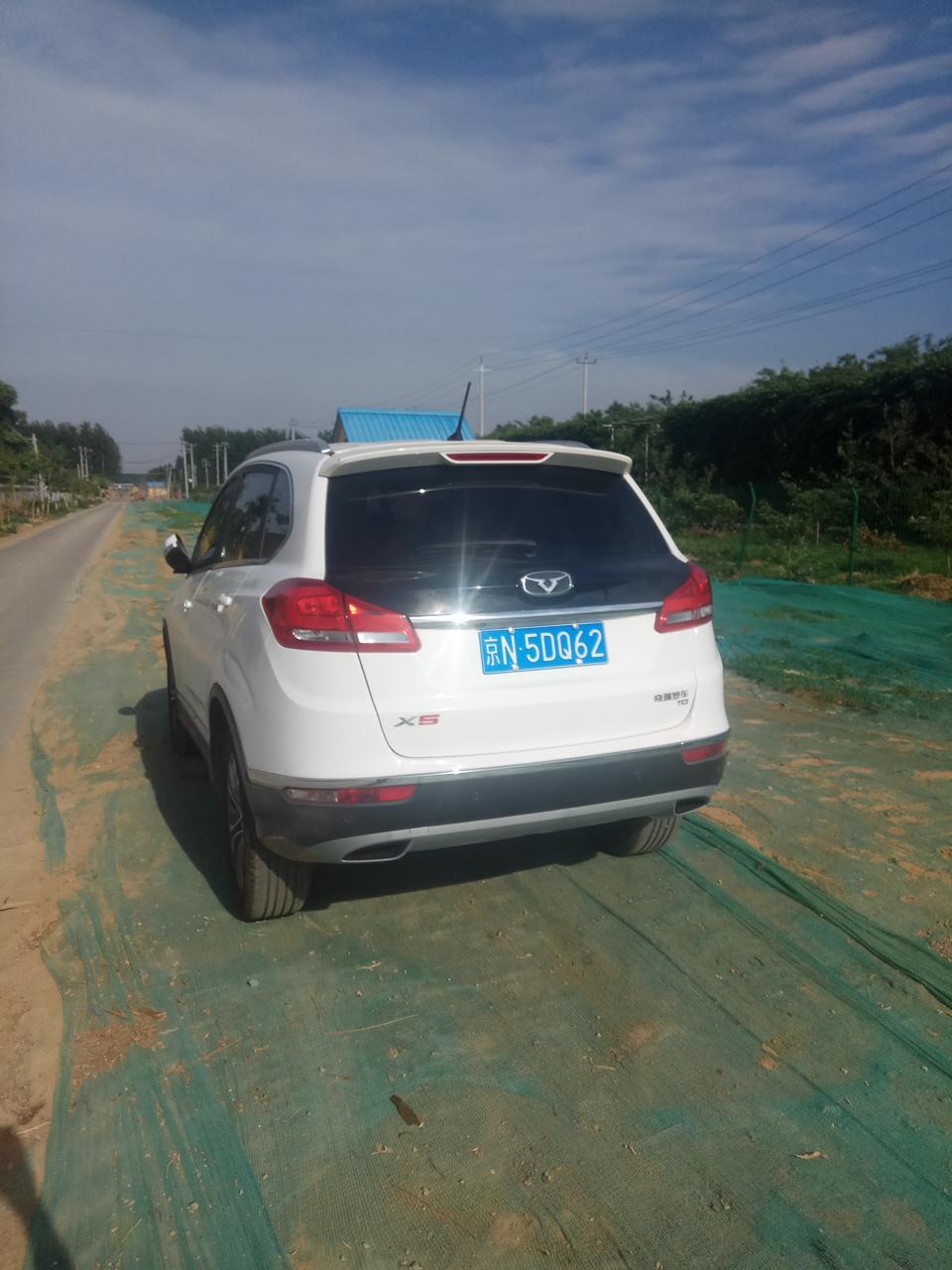 凯翼x5-爱车新买的，颜值超高，就是换标的瑞虎5，但是生产日期是18年5月的车，这点比较遗憾，快是库存车了，以后二手车保值也不行，品牌认知较低，但是现在国五换国六，打折力度较大，打折后裸车69900元，还算便宜，网上说产地芜湖更加疯狂低价。整体表现不错，外观大气，内饰干净整洁，动力1.5t，动力充沛，就是手动尊贵变成了小天窗，感觉有点坑！开了有一个月了，没啥大问题，就是偶然间发现座椅下生锈，但是个人觉得问题不大，还有一次行驶中，空调出风口方向按键失灵，不能变化！还有两次车辆起步会听到异响，类似于刹车盘松手