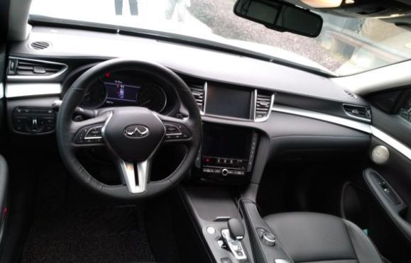 英菲尼迪qx50-裸车价33.38 万  
落地价 38.31万  
#同级别PK：奔驰GLC 200 4MATIC与这个，在两款车之间犹豫了挺久，大奔驰一听牌子更有面子，英菲尼迪毕竟是不那么普及的略小众点的牌子。后来感觉不能那么随大溜，我觉得也有道理，于是就提了QX50。
#外观霸气撩人：作为颜控的我们俩，不入眼不拉风的根本不在我们的考虑范围内，酷酷的车前脸和流线型的车灯，一下子就击中了我的小心脏啊。
#内饰奢华性感：外观那都是做面子工程的，里子才是真真为自己舒适度考虑的。我特别喜欢方向盘的手感和座椅的
