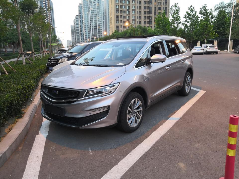 购车总价 | 裸车182800，加上7座1000元，爱享包5000元，一共188800，数字吉利，再加上保险上牌乱七八糟的，落地196000
同级对比 | 其实对于我来说选择的空间不大，就是想要一辆插电混动的MPV，这样看来，传祺GM不但没插混，而且太商务，宋妈内饰不好看，尺寸也不大，奥德赛也没有插电混动的，大捷龙就贵的飞上天了，这样一看，嘉际无论是在功能上还是外观内饰上都是首选，加上价格合适，就成为了不二之选了。
颜值 | 外观上，我要的是莫勒海滩银，其实我更喜欢那个深灰色，但是PHEV只有银白蓝三色可