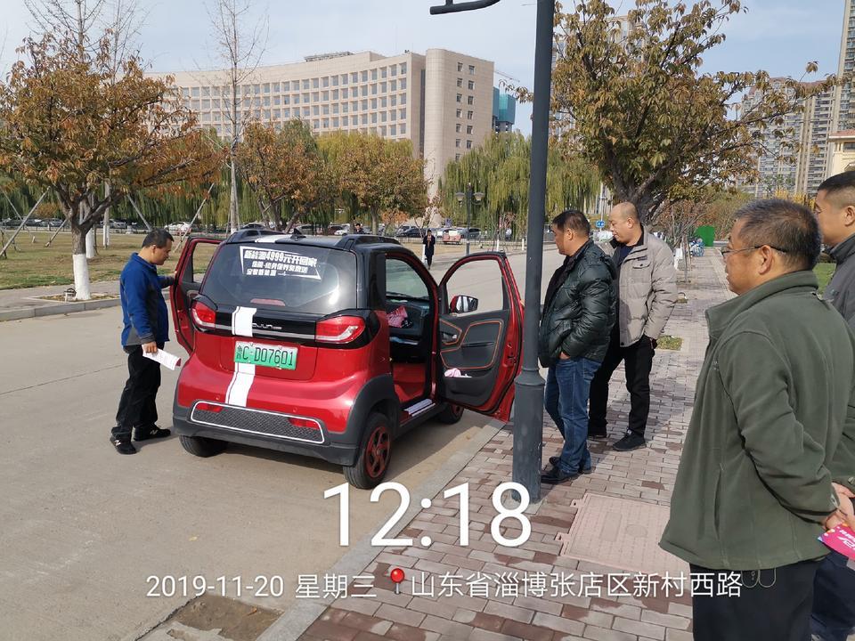 宝骏e100-我是去年七月入手的小E，把之前汽油车卖了，当然了也是因为六年的老车了，没啥用处，还费油，决定买这个，别说，就是便宜，每公里六分钱，车身轻巧，想停哪停哪，虽说两座，要的就是这个小，就是一个人上下班代步。
刚开始还比较在意，试了几次续航，这个不敢开，那个不敢用的（怕费电），开了十天半月就无所谓了，不就是开开空调吗，再怎么着不能委屈自己啊，大概续航里程在230公里左右吧。
到了冬天有点过分了，开暖风，损耗有点高，单位到家不到20公里吧，充满电，续航在180公里左右，想想也行了，无非就是原来一周充一