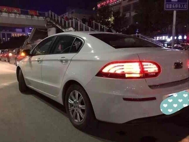 
购车总价 | 裸车价为11.37万元，落地价为12.6万元。
同级对比 | 跟很多车子比起来，观致3的安全，质量和外观都让我很满意，而且无论在价格还是外观方面都达到了我心中的要求，是一款很值得买的车子。
颜值 | 观致3的颜值设计风格是属于时尚耐看的那种，几年之前的设计，到现在在看依然不过时，线条设计饱满，给人一种安全感，后面的尾灯在晚上的时候从后面看是很醒目的，警示性很好。
空间 | 轴距2704，空间还是可以的，家里4个人坐进去还有多余，头部也还有一拳左右的空间，后排也能放平，这样带一些大件物品也能