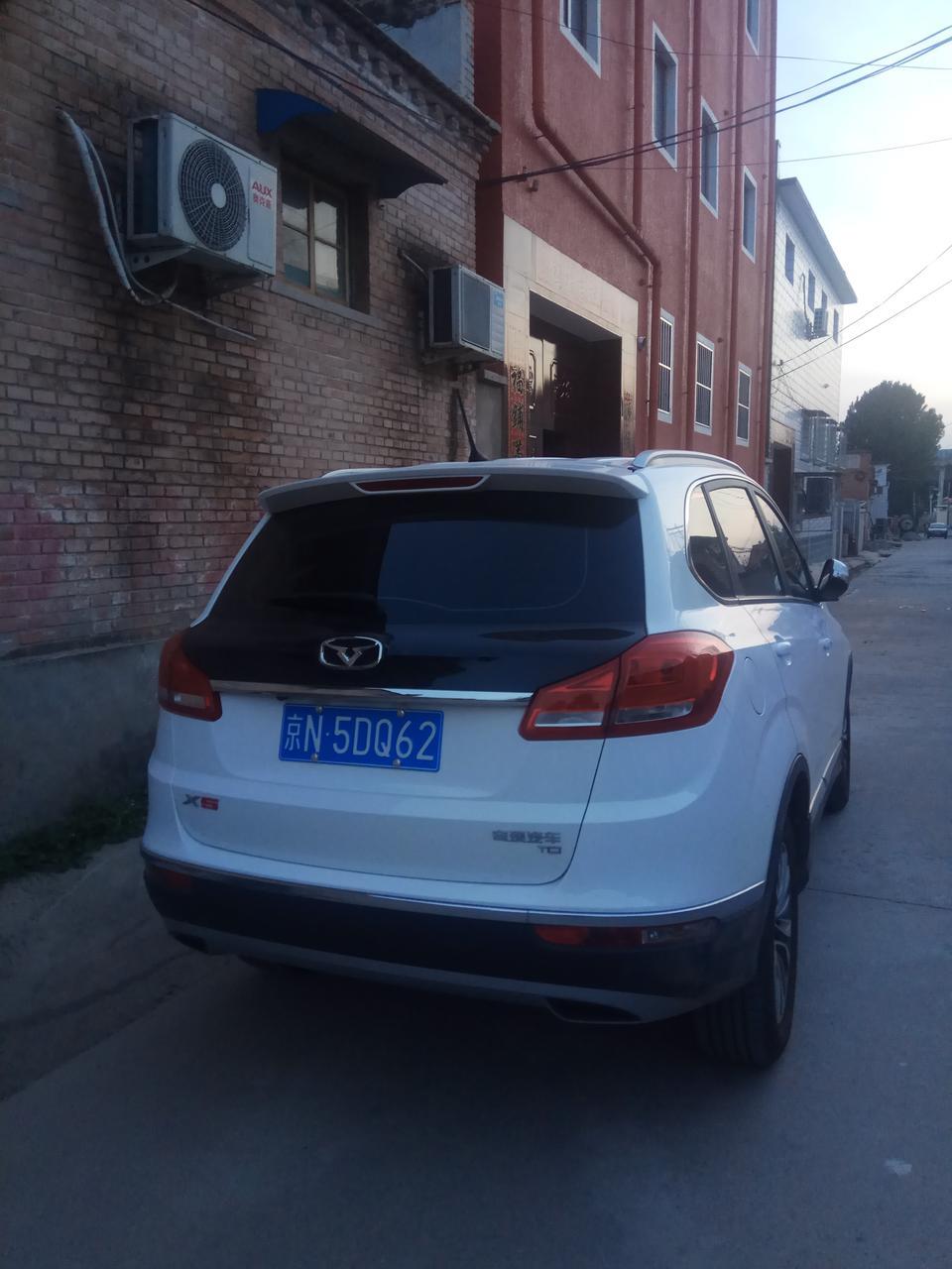 凯翼x5-爱车新买的，颜值超高，就是换标的瑞虎5，但是生产日期是18年5月的车，这点比较遗憾，快是库存车了，以后二手车保值也不行，品牌认知较低，但是现在国五换国六，打折力度较大，打折后裸车69900元，还算便宜，网上说产地芜湖更加疯狂低价。整体表现不错，外观大气，内饰干净整洁，动力1.5t，动力充沛，就是手动尊贵变成了小天窗，感觉有点坑！开了有一个月了，没啥大问题，就是偶然间发现座椅下生锈，但是个人觉得问题不大，还有一次行驶中，空调出风口方向按键失灵，不能变化！还有两次车辆起步会听到异响，类似于刹车盘松手