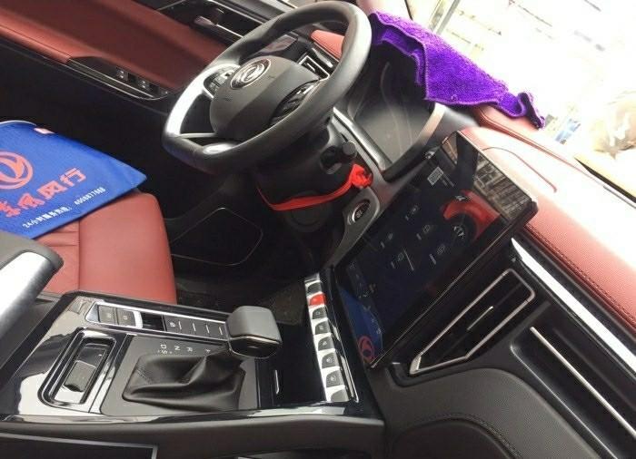 风行t5-购车总价 | 这款国产SUV车型价格差1000不到10万。这么便宜的价格能买到这么大个SUV车型已经非常不错了，全落地还不到12万元呢。
同级对比 | 和他同级别差不多大小的，也看了一下哈佛h6以及长安cs55。但是都感觉这两款车型的外观不够大气，最终还是购买它吧。
空间 | 我的身高一米七二坐在前面，头部空间还有一拳半的距离，坐在后面头部空间还有两拳的距离，所以空间非常大，坐在车内也比较敞亮。最值得赞美的就是后备箱都能躺一个人了。
驾驶体验 | 1.5t的发动机感觉动力没有那么强劲，毕竟国产发