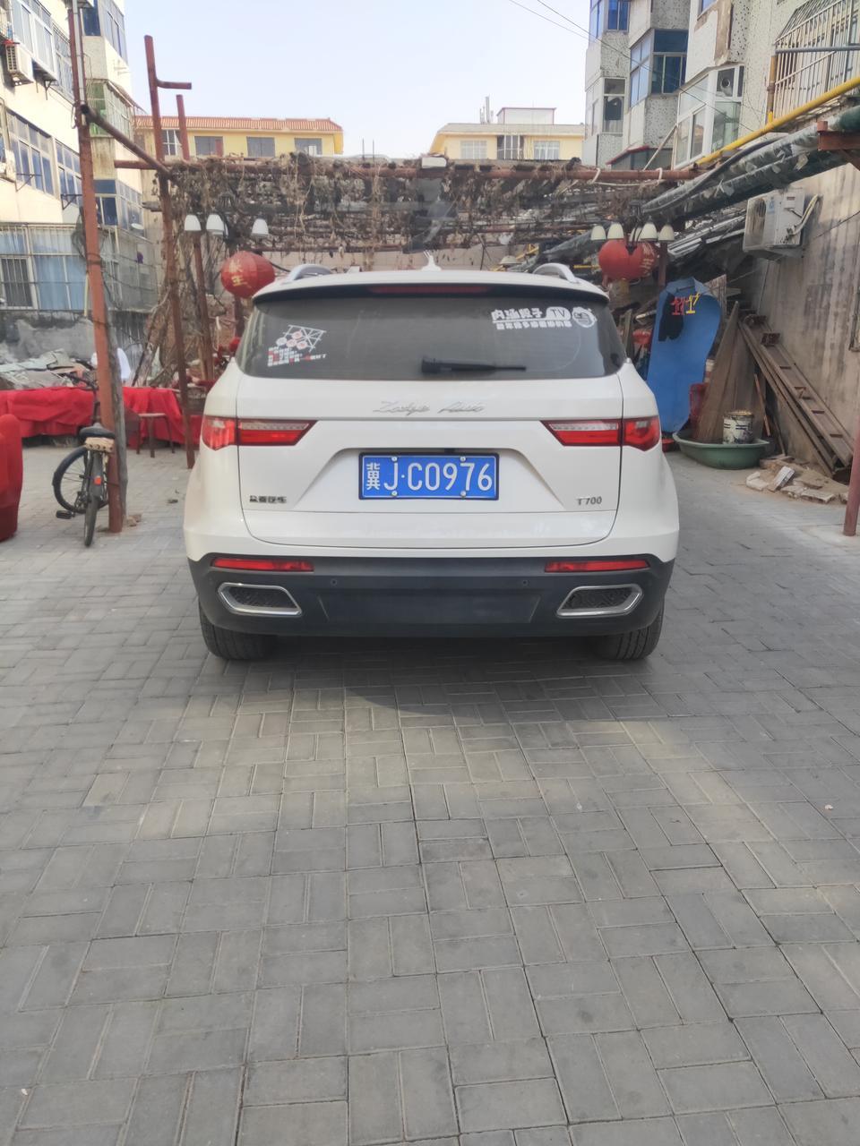 众泰T700的外观非常的大气，符合我们年轻人追求时尚的审美观，这车的颜值实在是太给力了，不管从哪个角度看，都非常的完美。这款车的内饰也很厚道，大多数地方都是软质的材料，内饰设计的也很精致，做工也快达到合资车的水准了。这车油耗大约得10个多点，平时市里跑的多点。这车还有个优点就是配置高，可以用逆天来形容，可以说这是最吸引配置控的地方了。这车缺点就是尺寸太大了，停个车很费劲，再就是小毛病多点，售后去的次数也多。