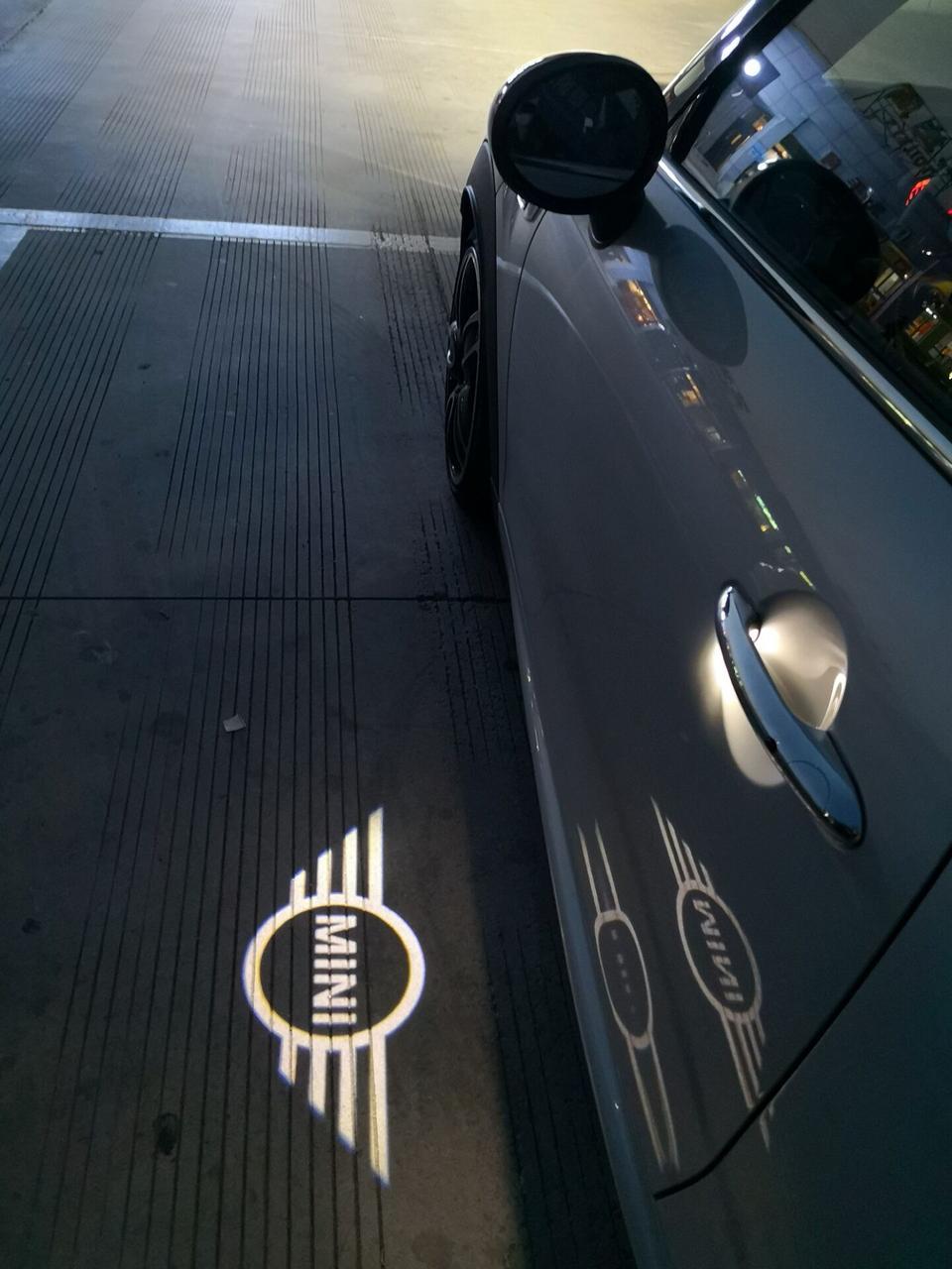 mini jcw-30万到40万这个区间内最能干的车型；在海外接触了旧款COOPERS之后就成了MINI的粉丝：小身材大能耐，动力充沛又好听，随时随地充满了乐趣的驾驶（颠簸）体验以及比起你脸上的笑容根本不算上钱的油费。JCW则是将这一切，除了实用以外，无限次地扩大到进去驾驶20分钟就会忘记一日内所有的烦恼。比起其他小钢炮JCW的确性能不行，但是整体车辆，引擎，声浪，变速箱和方向盘的反馈能让你时时刻刻体验着只属于驾驶者的乐趣。缺点也有，电子助力转向系统给你的回馈比起第一代的液压助力真的少了不少实际的路感，但