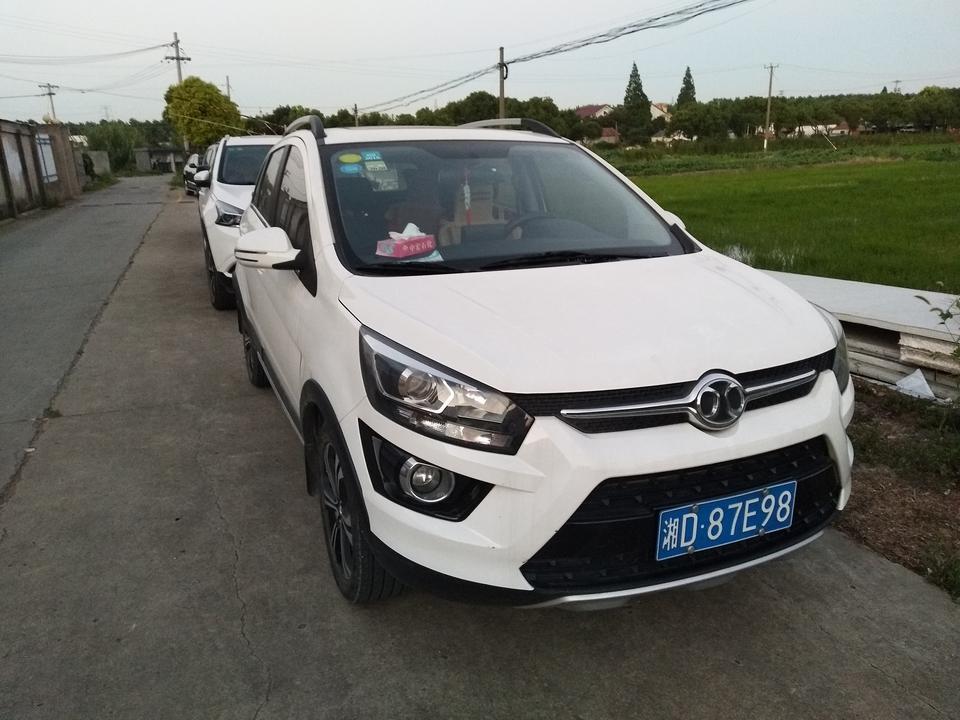 对于车子，众说纷纭，各有所需，而普通人买代步车来说，经济实用最重要，北汽绅宝X25就是其中一款值得推荐的一款，在颜值方面虽然不是出众，但是也还算不错的，配置方面在同一个价格层面那是最大的优势，做工虽然没有豪车那么精细，毕竟一分钱一分货吧，论油耗方面也不高，1点5排量，油耗相对来说还行，7个油左右，至于空间嘛，也还凑合吧，毕竟是紧凑型suv系列，车长4110cm，宽1770cm，家用来说还是可以的，买车的时候优惠不是太多，一切手续齐全到落地，大概是7万4左右吧，对呀咱国产车来说，最重要的就是保养好自己的车啦
