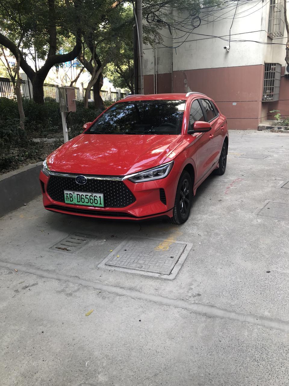 比亚迪e2-来了来了，到现在购车一个月有余，来浅谈用车体验。
  作为一名迪粉，一直在关注比亚迪汽车，特别是电动汽车这一块更是情有独钟。上一辆车是16款比亚迪宋燃油版，今年打算换个电车首选比亚迪。在新能源汽车领域我本人还是很信赖比亚迪的。
9月看到了e2上市的消息，无论是颜值还是价格都无不让我心动，于是到月底就去订车，期间还遭受过家人的反对，认为电动汽车技术不成熟，但是我认为目前燃油车三大件的问题也不少，烧机油、异响、抖动等等。月底交了定金，等了20天才拿到车，等待的日子真的是太熬人了。
购车总价 | 总